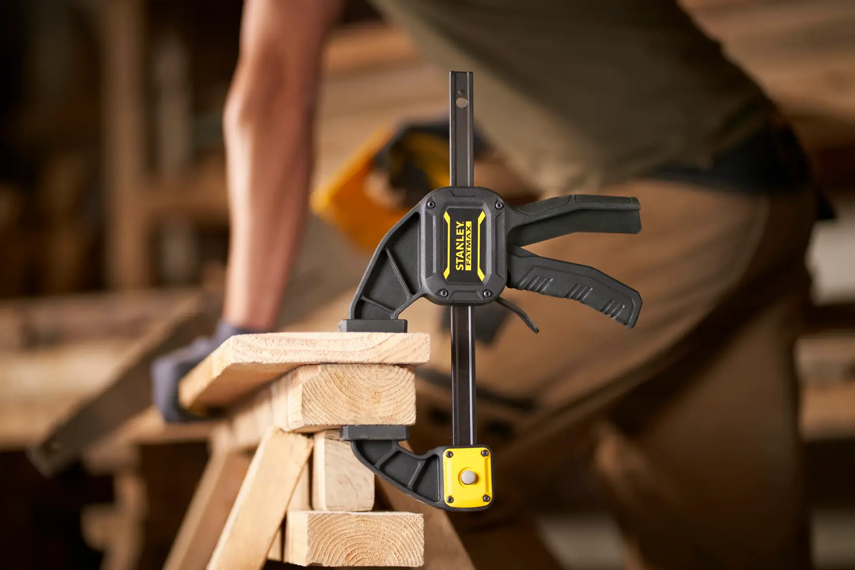 STANLEY FMHT0-83234 morsetto che blocca legno in officina, vista laterale ravvicinata.