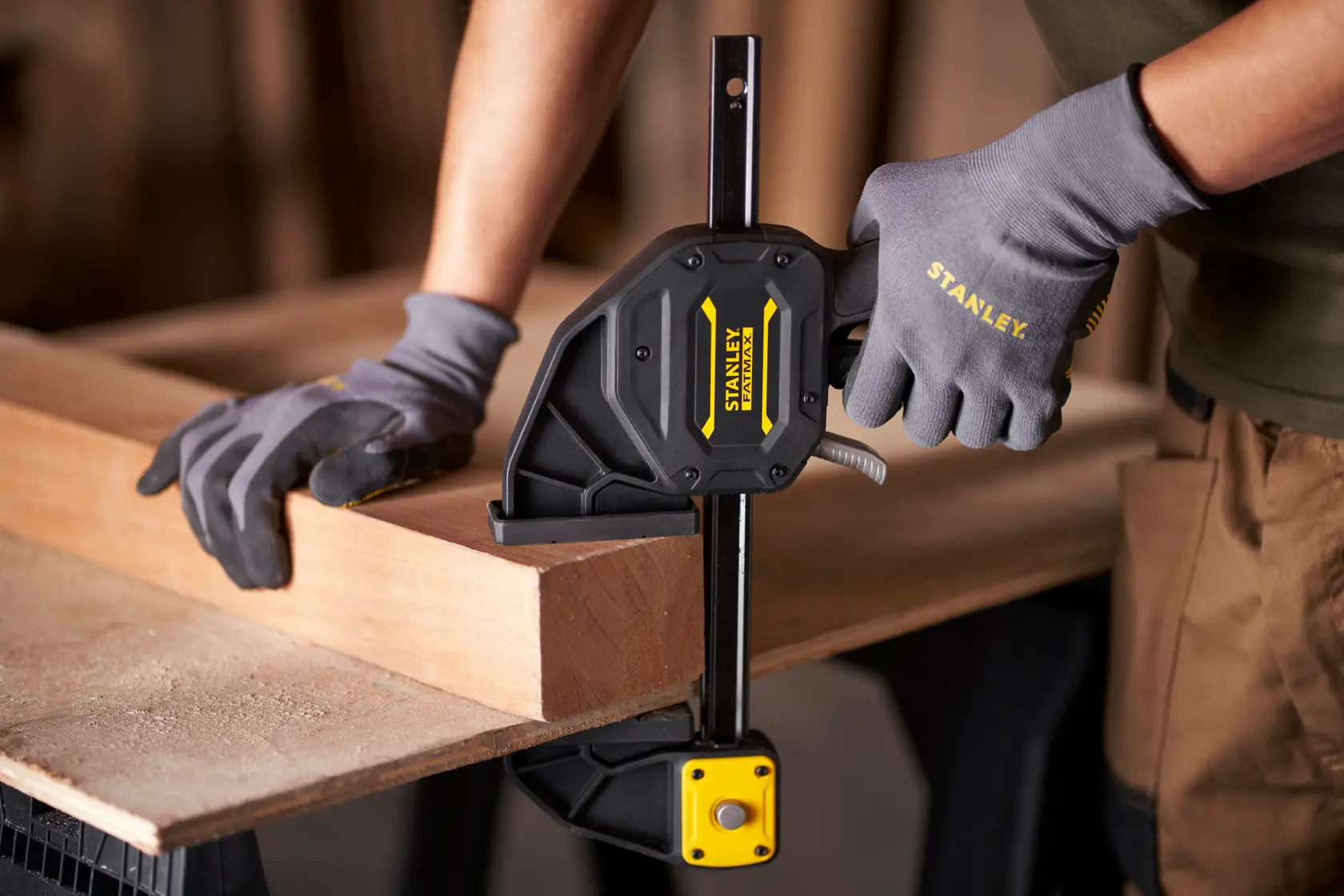 Stanley FMHT0-83238 fotografia di morsetto a una mano che fissa legno su un banco da lavoro.