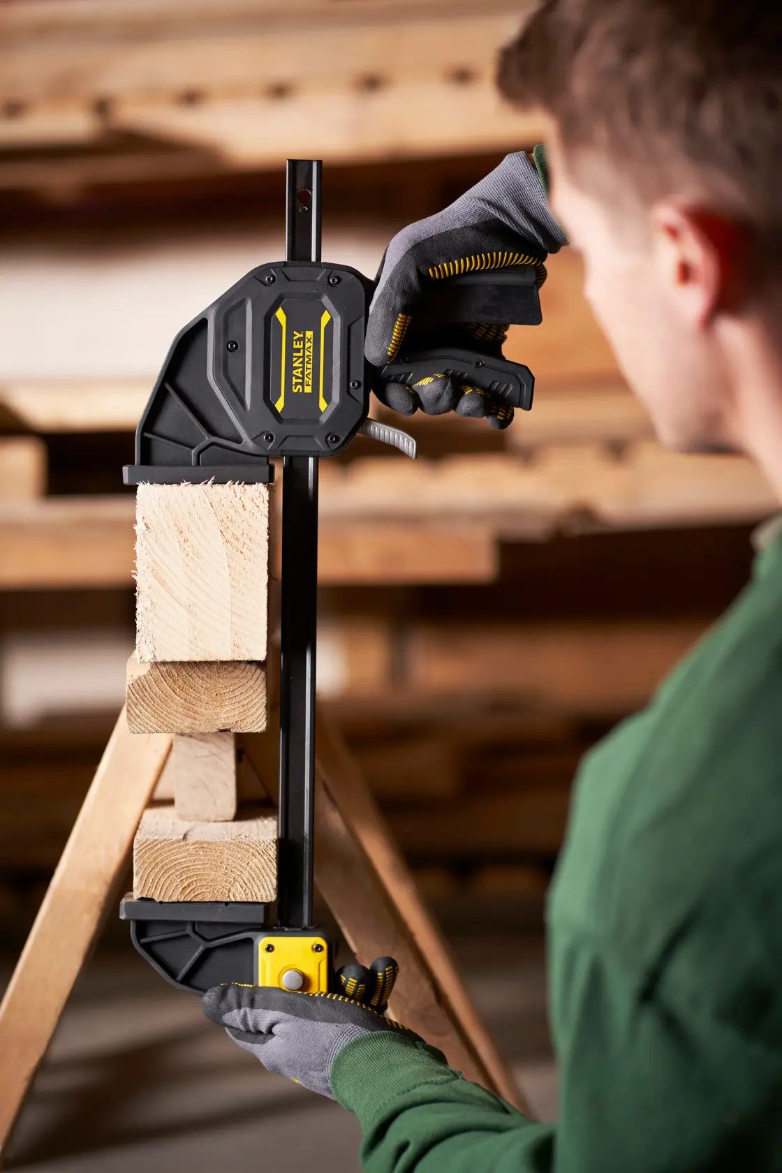 STANLEY FMHT0-83239 fotografia di morsetto rapido che blocca blocchi di legno in officina.