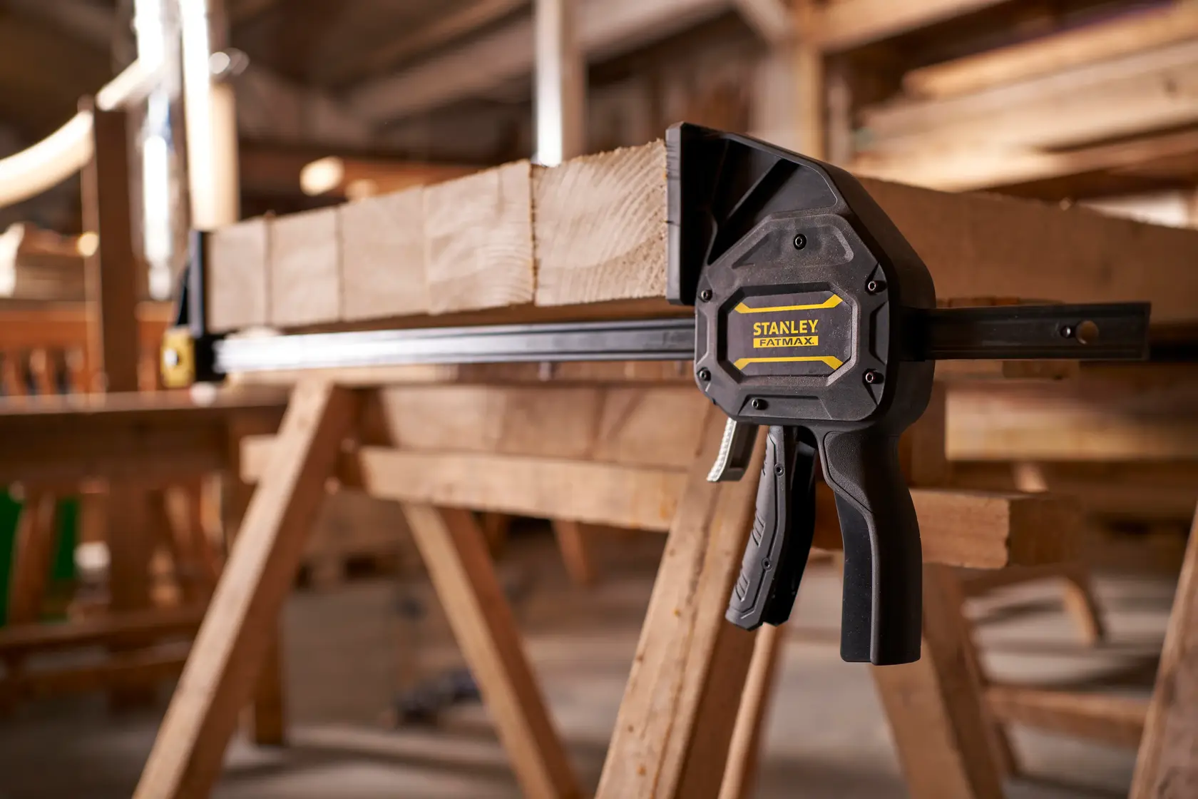 STANLEY FMHT0-83240 morsetto a barra che fissa legno, vista laterale, in laboratorio.