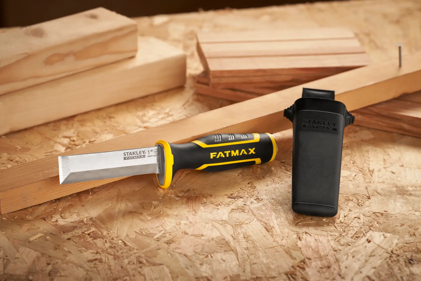 STANLEY FMHT16693-0 scalpello con manico nero e giallo e copertura protettiva su superficie di legno.