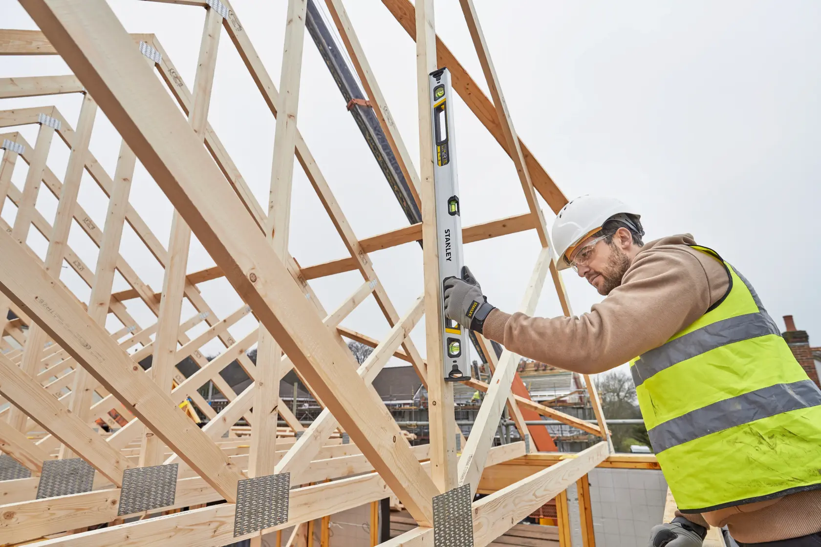 Livella STANLEY FMHT43675-1 in uso su un cantiere con struttura in legno.