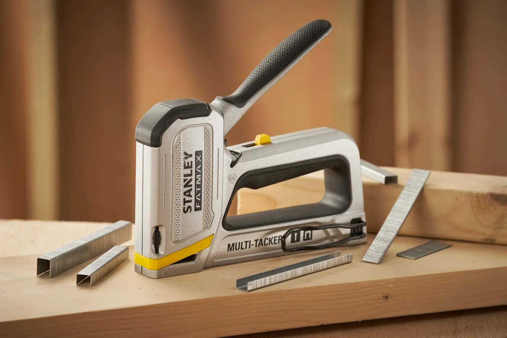 Stanley FMHT70250-0 graffatrice con punti su superficie di legno, FATMAX Multi-Tacker manico ergonomico.