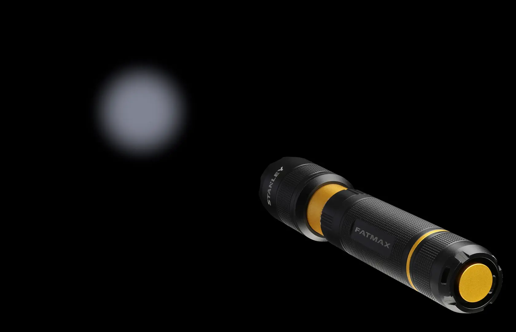 Torcia STANLEY FMHT81511-0 nera e gialla vista laterale con fascio luminoso visibile al buio.