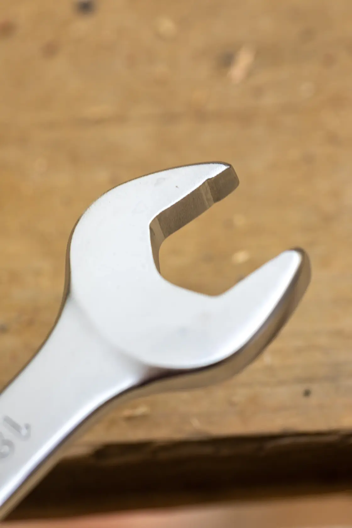 STANLEY FMMT13033-0 chiave a forchetta in primo piano su superficie di legno, finitura in acciaio lucido.