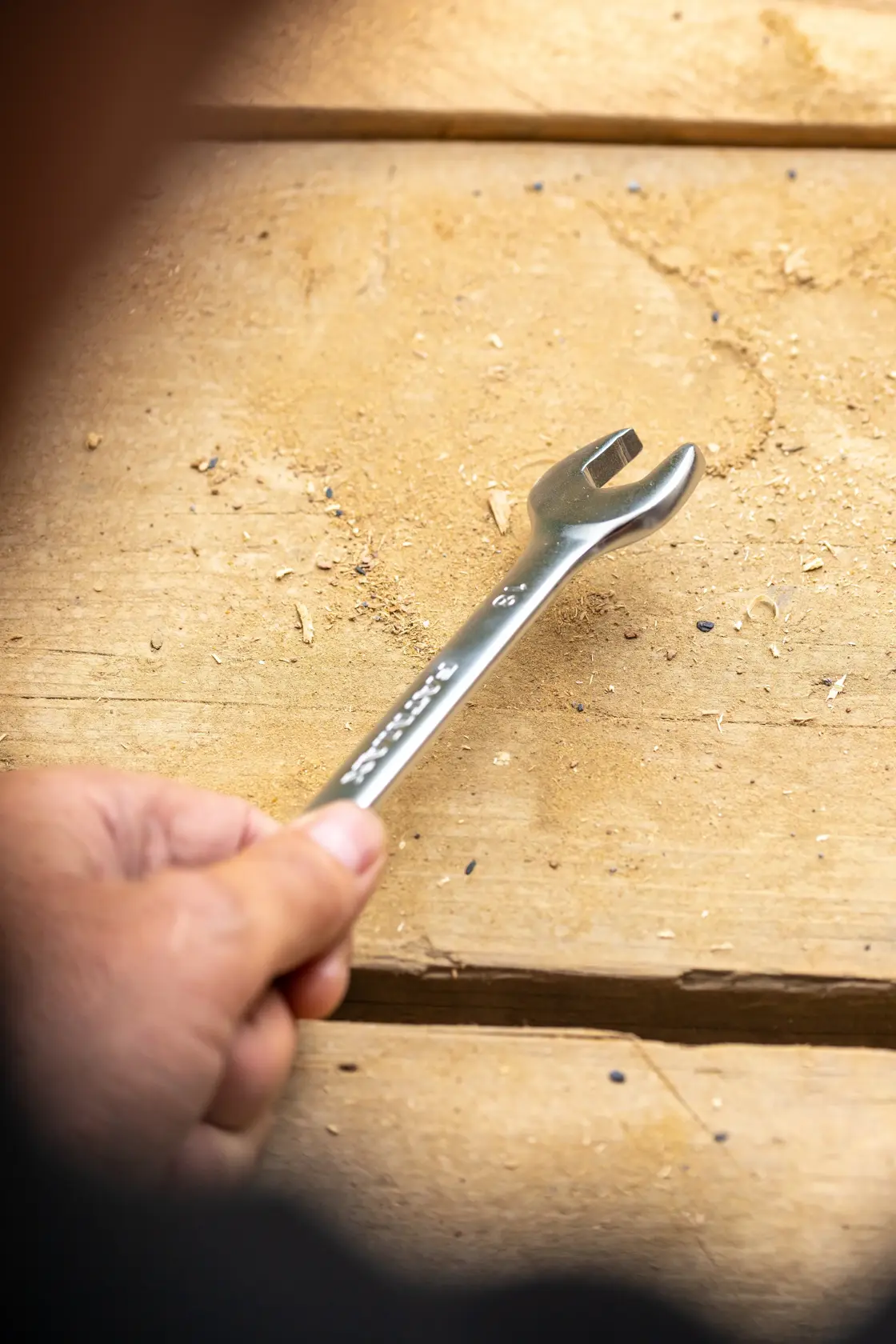 Chiave aperta STANLEY FMMT13036-0 tenuta in mano su superficie di legno.