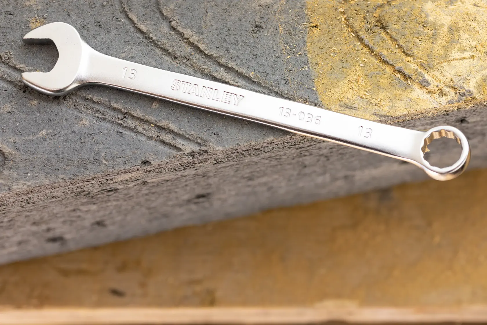 Stanley FMMT13040-0 chiave combinata con estremità aperta e a bussola, finitura argento, su pietra.