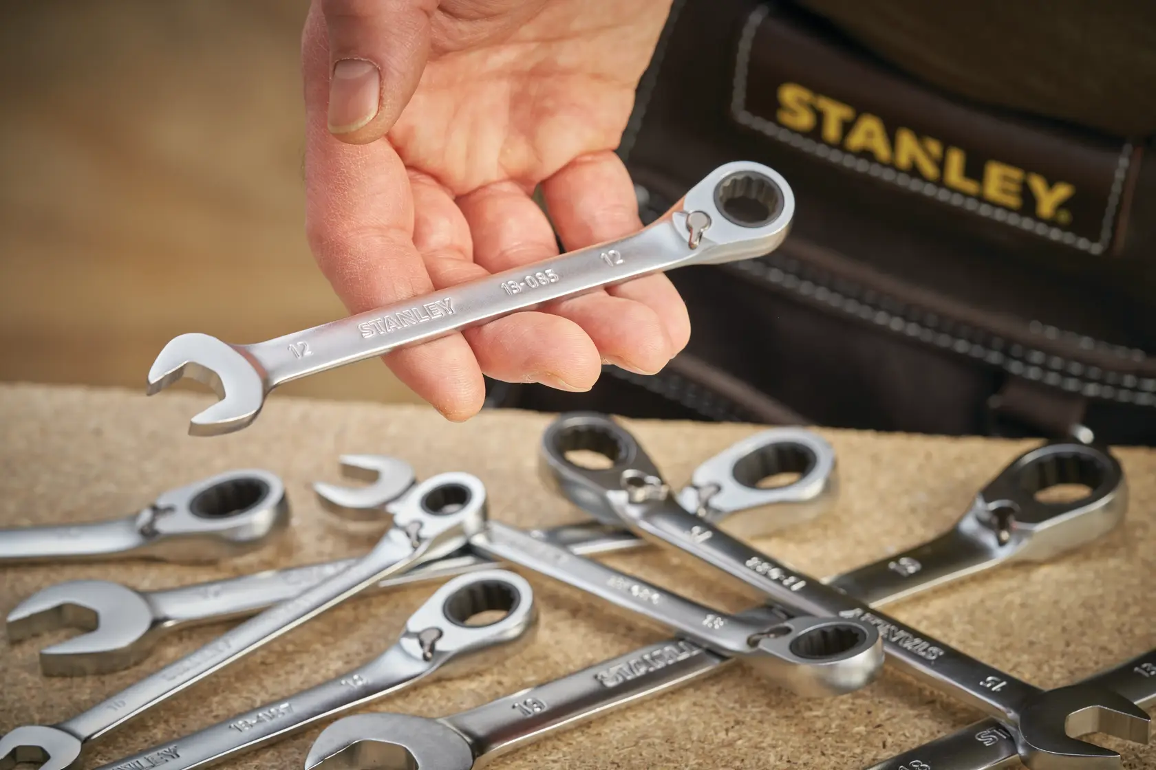 STANLEY FMMT13089-0 chiave a cricchetto combinata su banco da lavoro, foto ravvicinata.