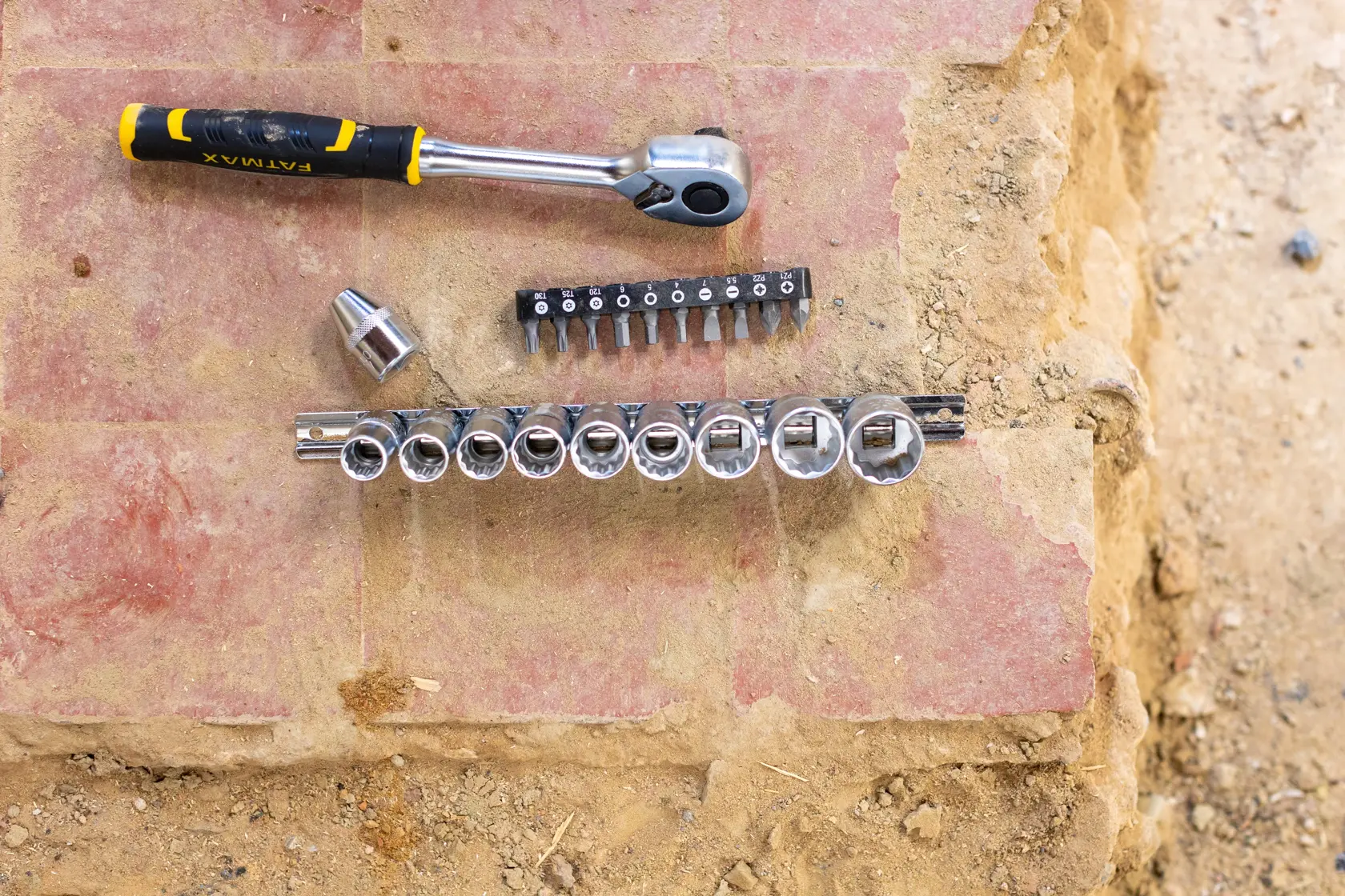 STANLEY FMMT82679-0 set chiave a cricchetto e bussole con inserti, vista dall'alto su superficie in pietra esterna.