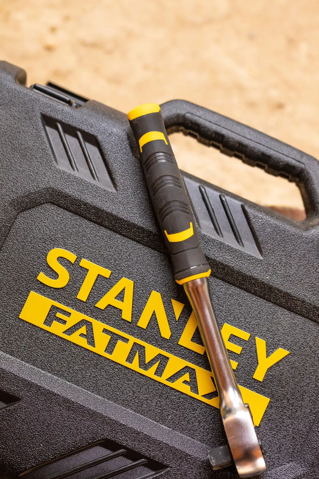 Foto della valigetta portautensili STANLEY FMMT82827-1 con utensile dal manico nero e giallo sopra.