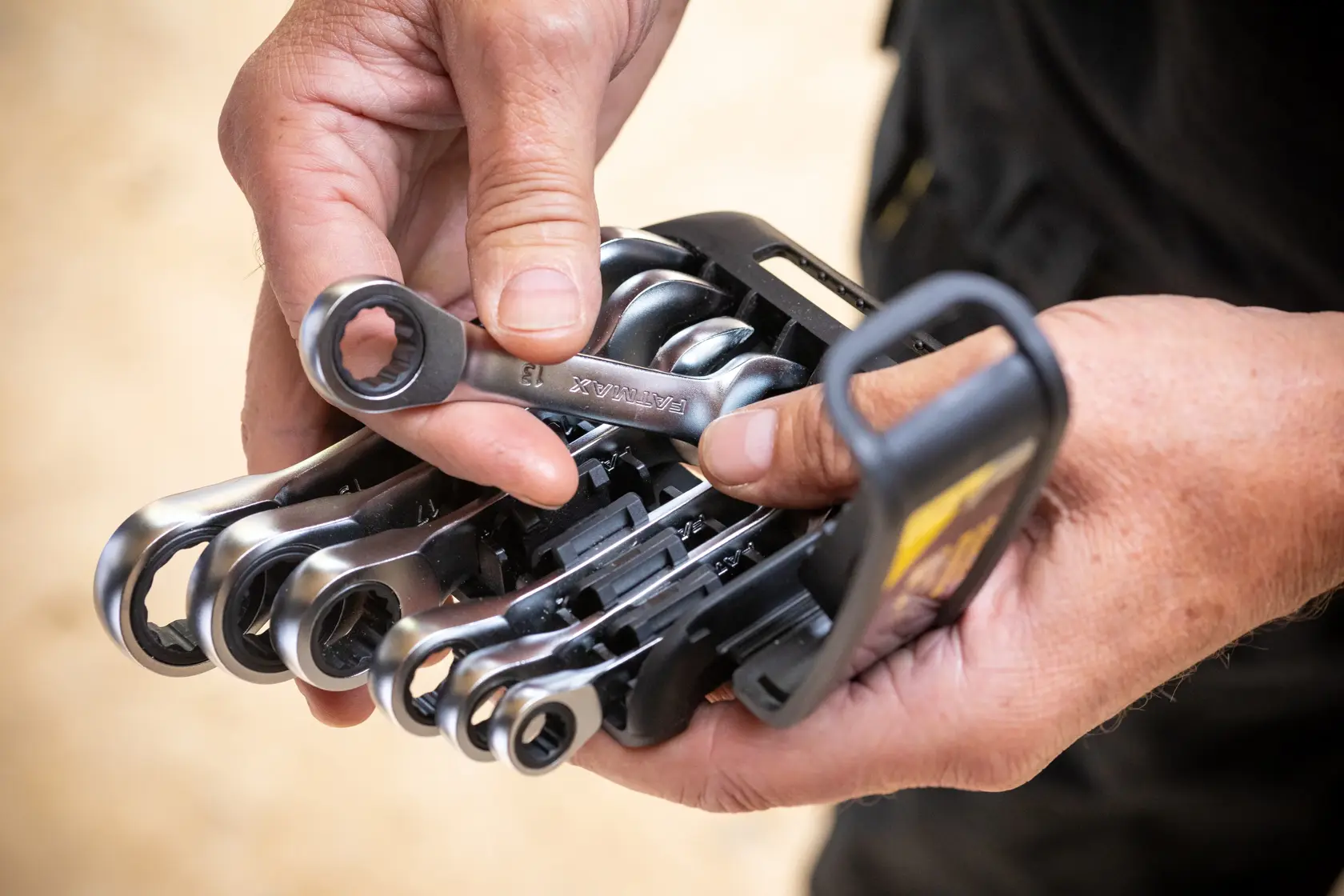 STANLEY FMMT82900-0 set di chiavi combinate a cricchetto tenuto in mano, vista ravvicinata all'aperto.
