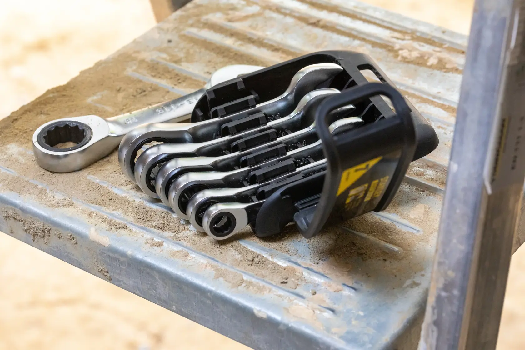STANLEY FMMT82900-0 set di chiavi a cricchetto in supporto plastico su superficie metallica polverosa.