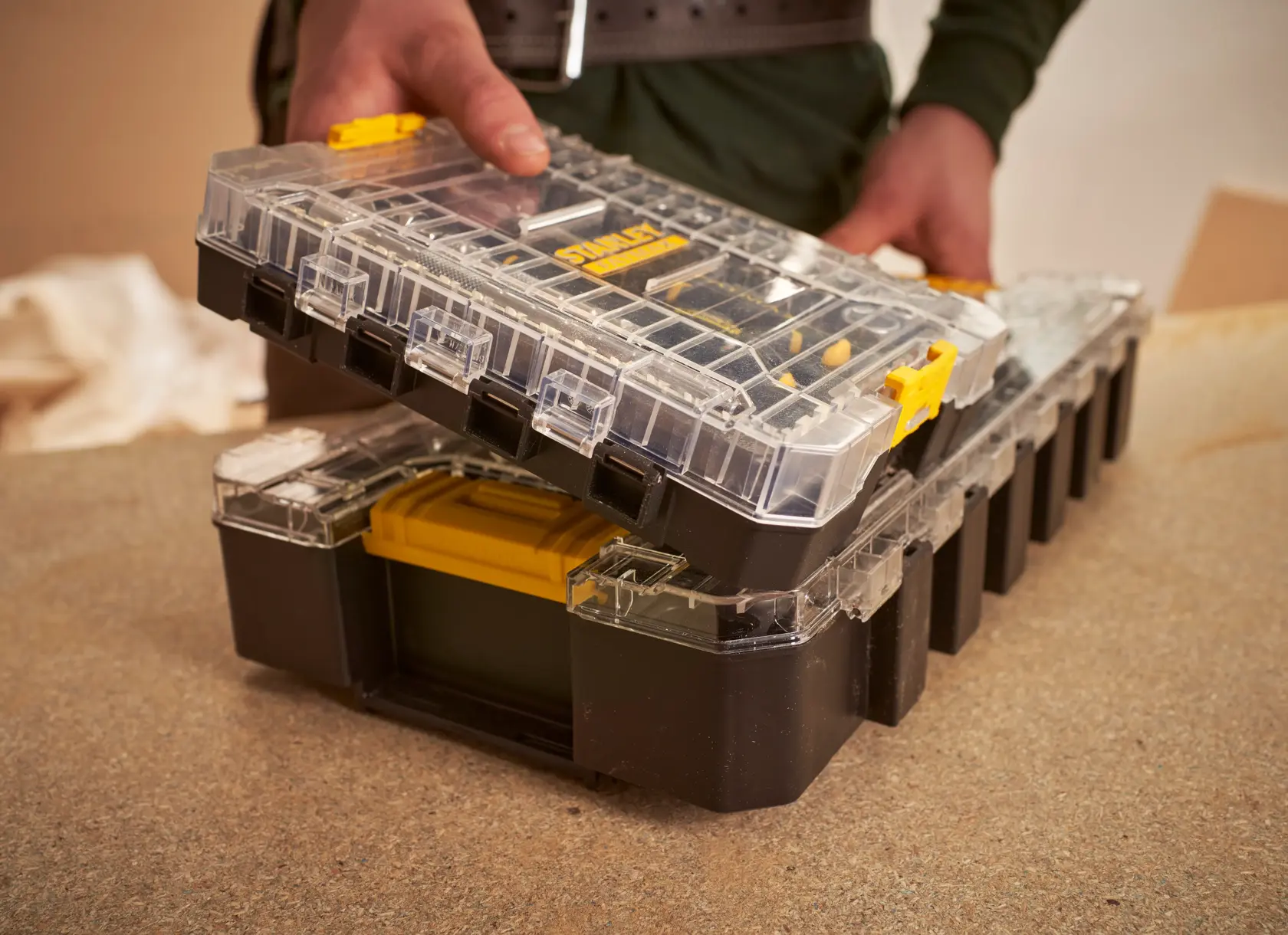 STANLEY FMMT98101-0 organizer con coperchio trasparente, chiusura gialla, aperto su banco da lavoro.