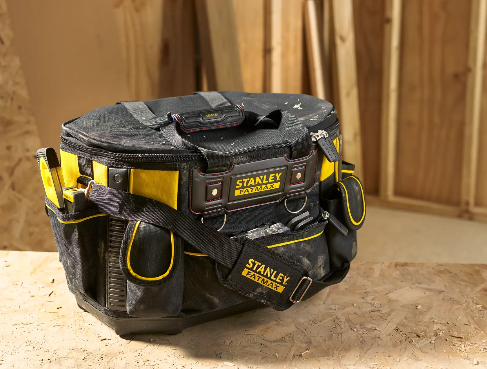 Borsa porta attrezzi Stanley FMST1-70749, tessuto nero e giallo, logo FatMax, base robusta, tracolla, in officina.