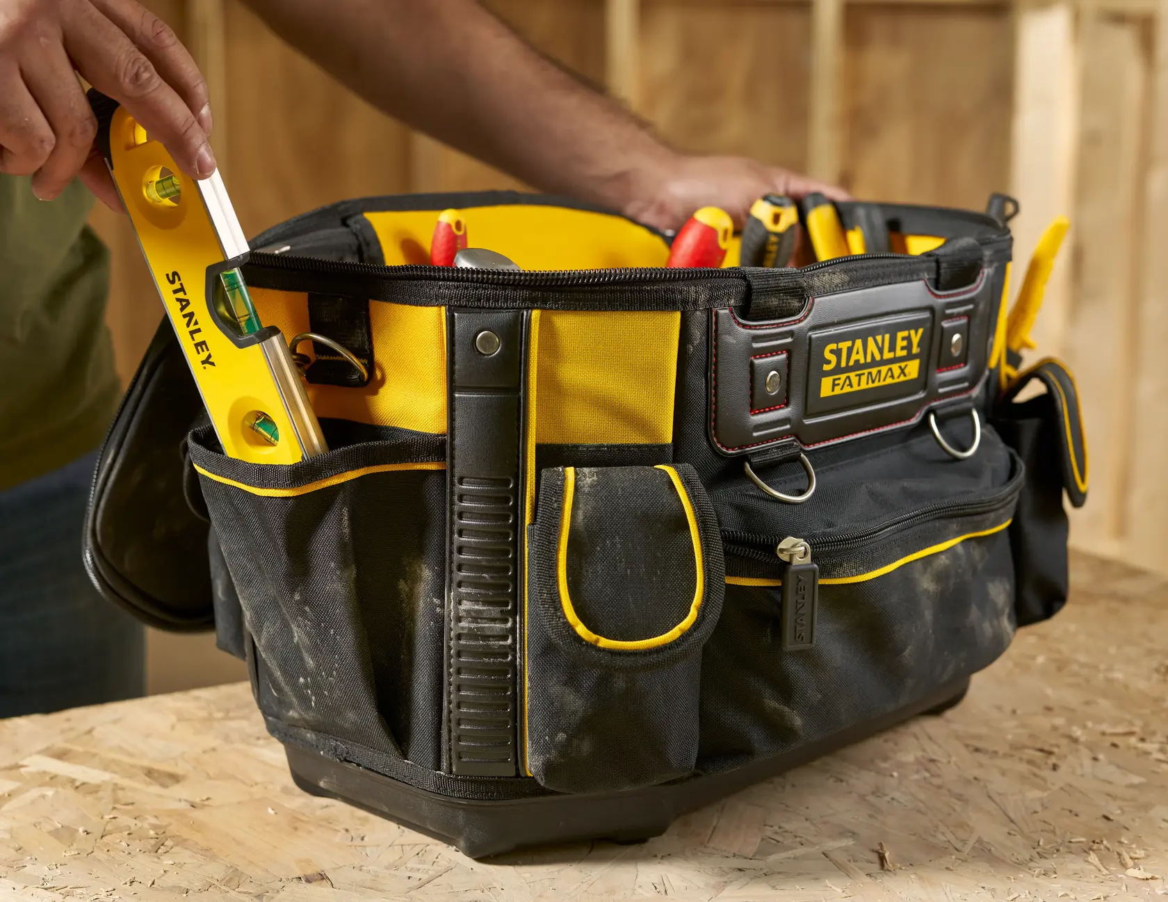 Borsa porta attrezzi STANLEY FMST1-70749 con profilo giallo, piena di utensili, foto frontale.