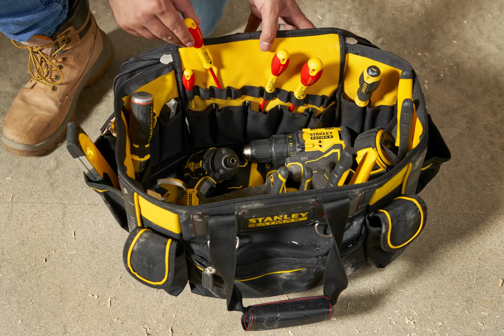 STANLEY FMST1-70749 borsa portautensili vista dall'alto con utensili manuali ed elettrici, tessuto nero e giallo.