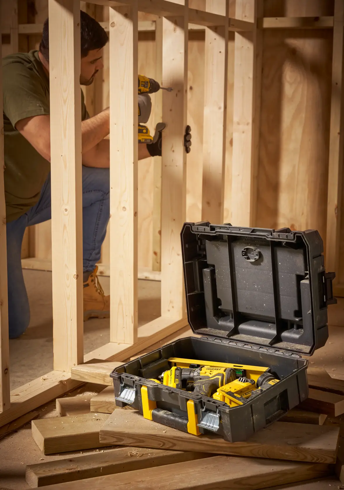 STANLEY FMST1-71967 valigetta porta attrezzi con chiusure gialle, aperta in un cantiere con attrezzi all'interno.