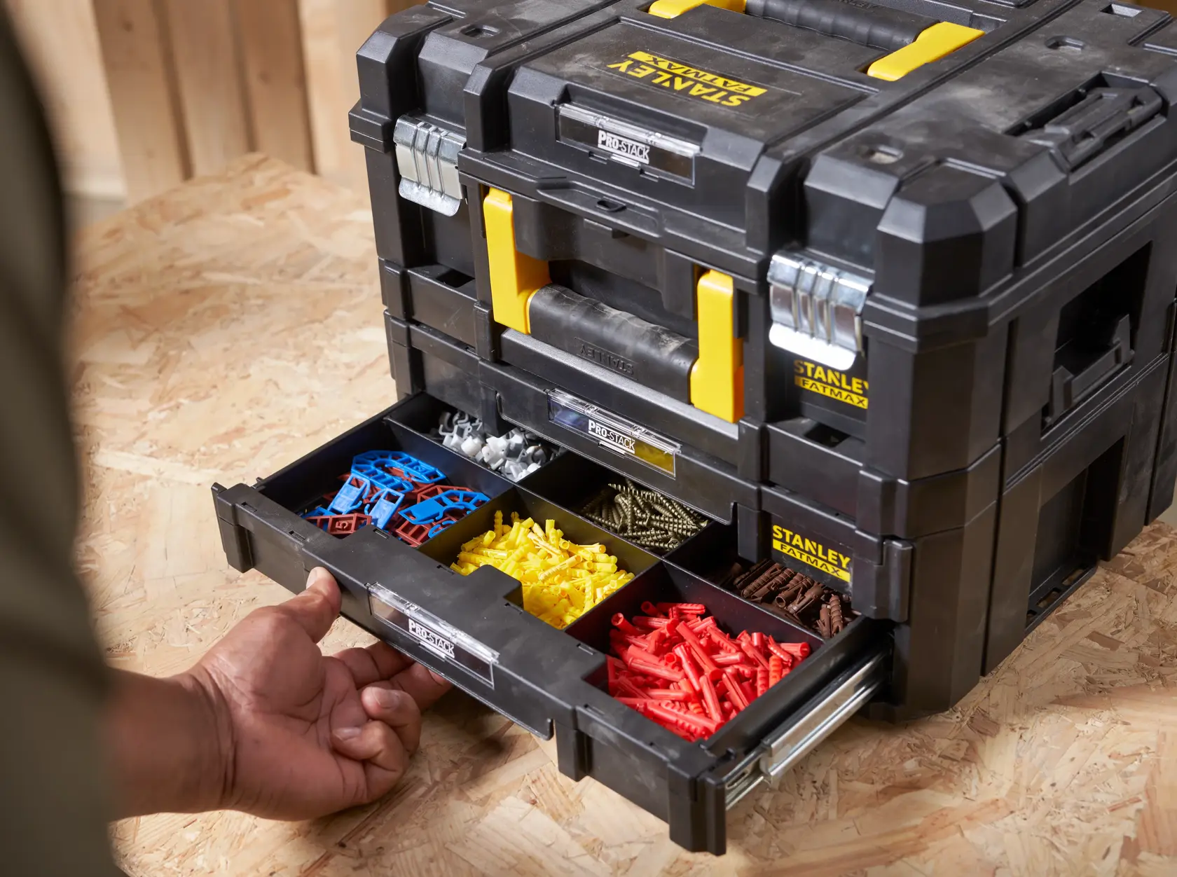 Scatola organizzatrice STANLEY FMST1-71981 con cassetto aperto che mostra vari accessori, nero e giallo, vista frontale.