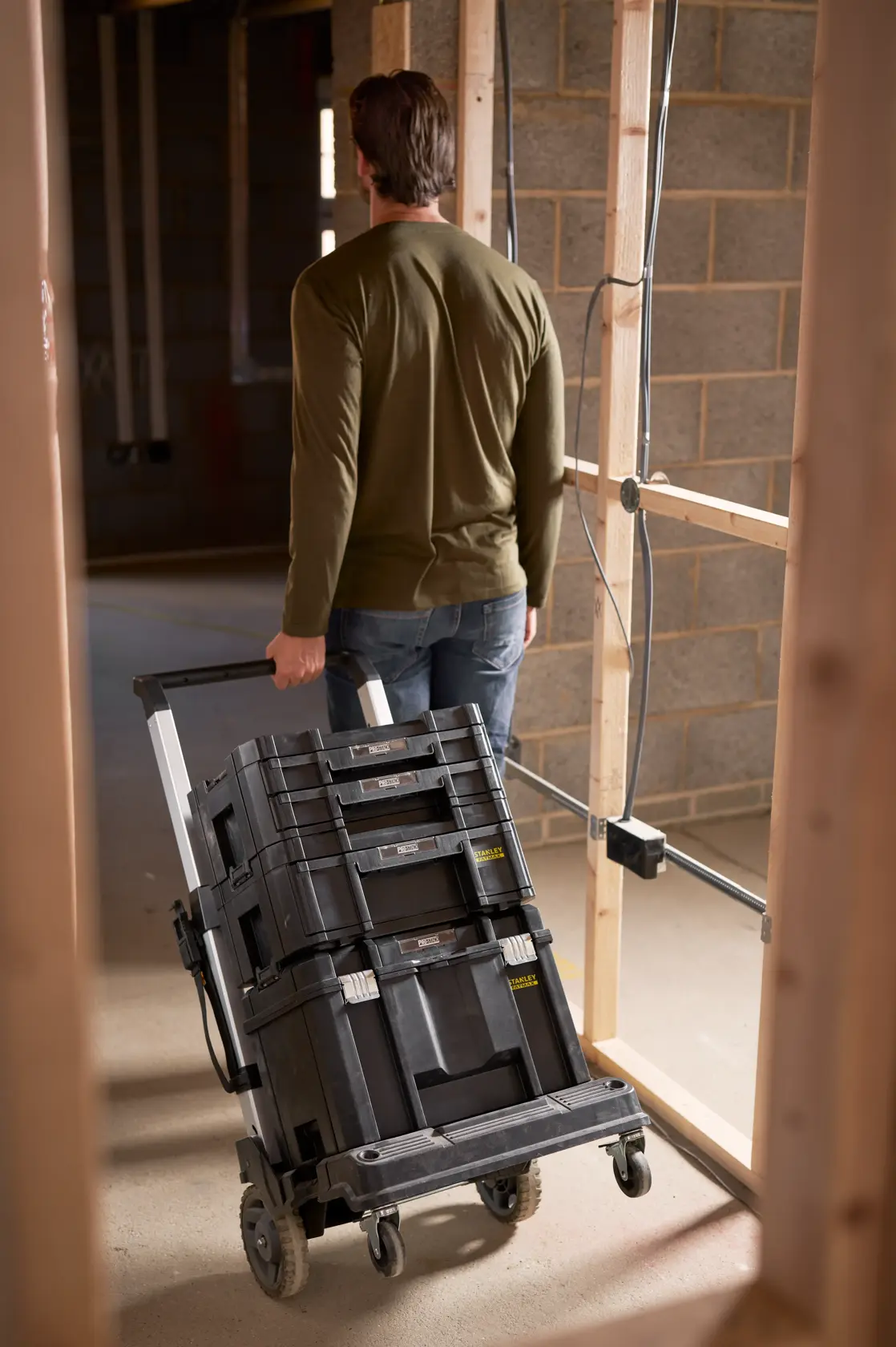 STANLEY FMST1-72363 carrello con scatole portautensili impilate su cantiere, vista posteriore.