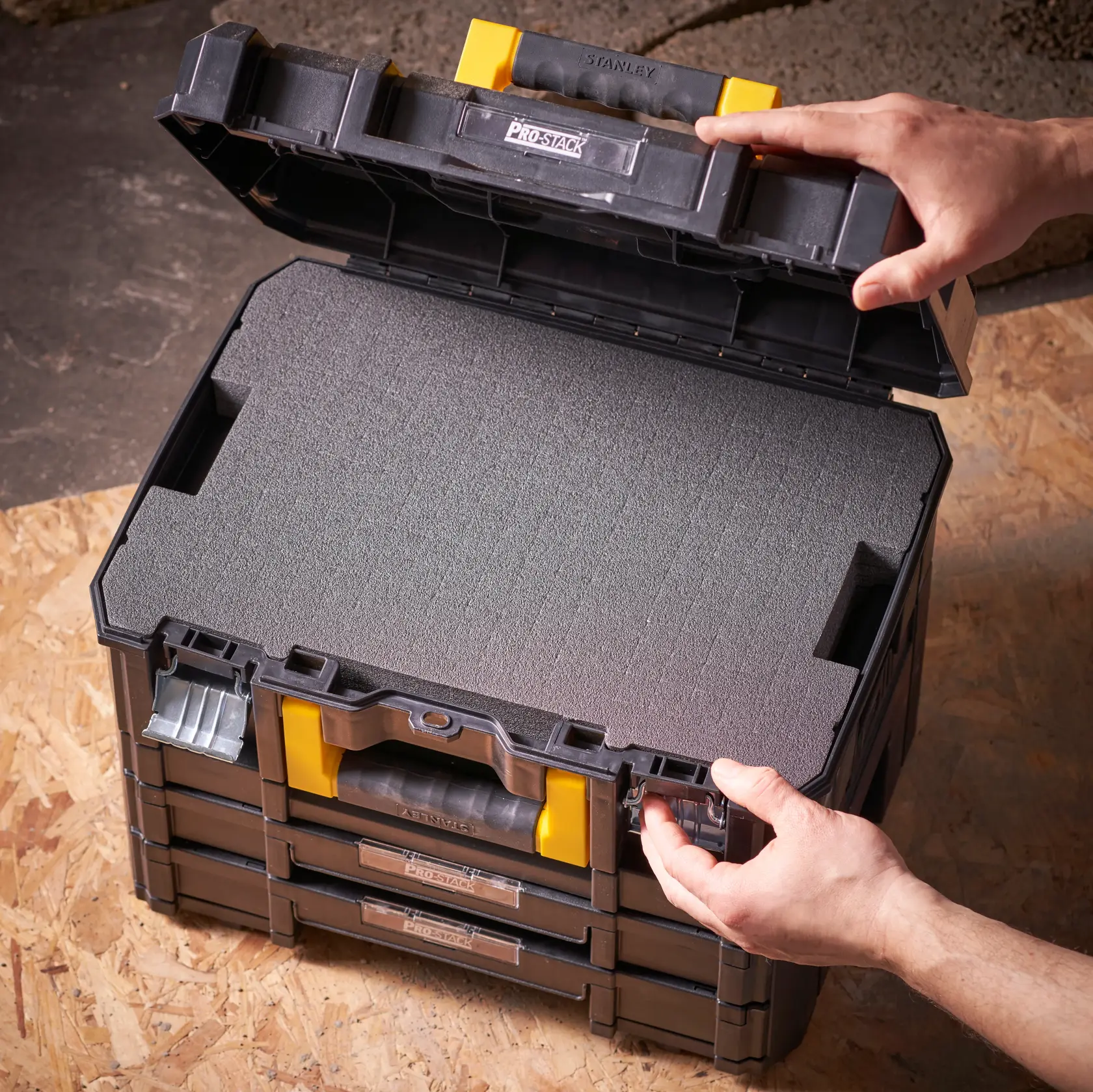 STANLEY FMST1-72365 box modulare portaoggetti con inserto in schiuma, aperto vista dall’alto su superficie di legno.