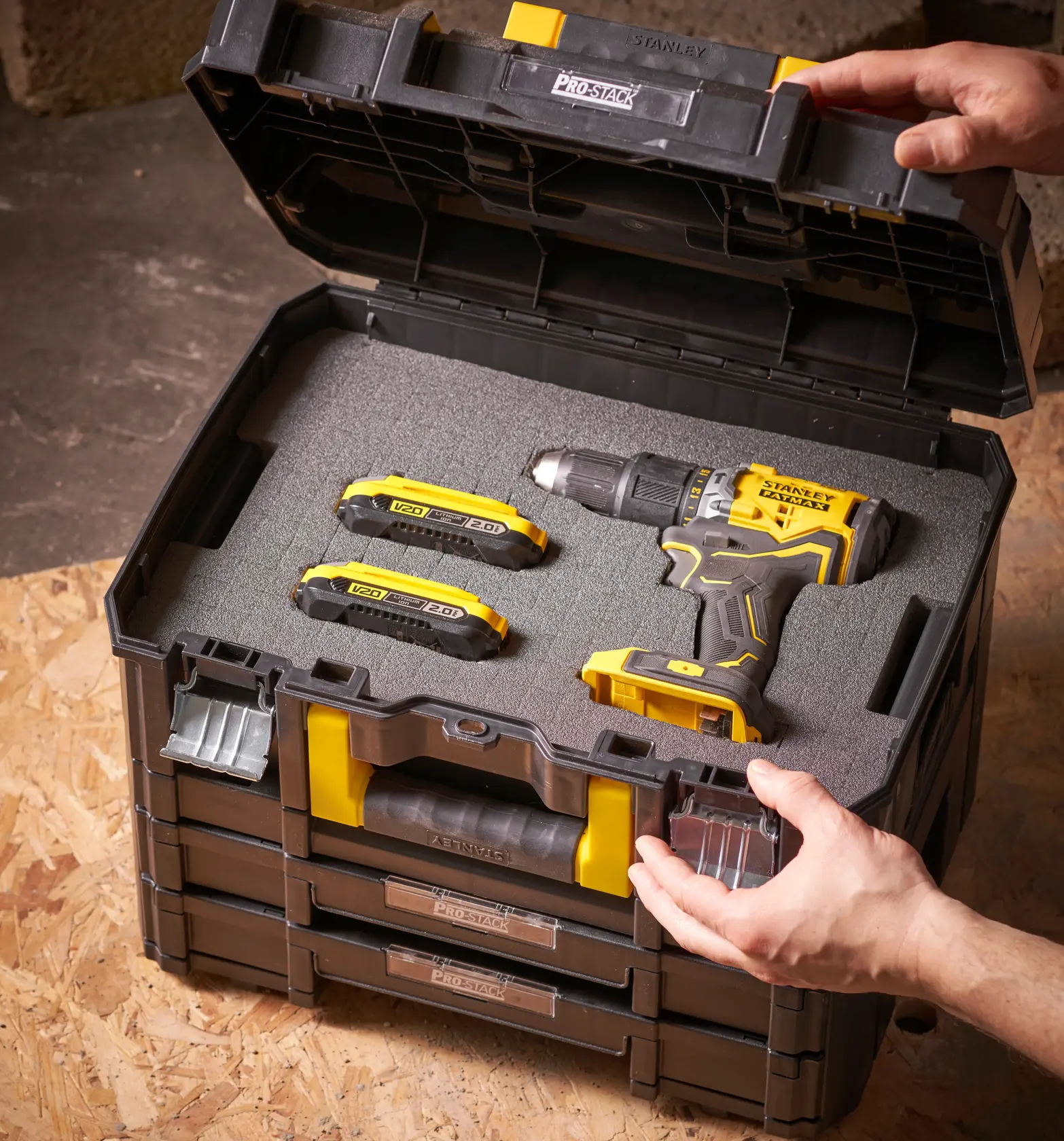 STANLEY FMST1-72365 ProStack cassetta degli attrezzi aperta con trapano giallo-nero e due batterie in inserto di schiuma.