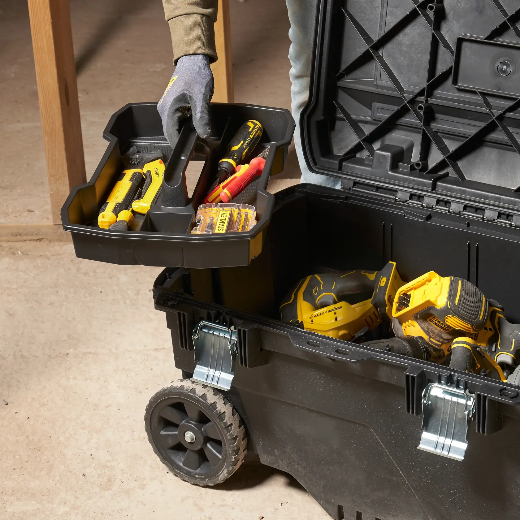 STANLEY FMST1-73601 cassetta portautensili su ruote con attrezzi, coperchio aperto, foto frontale.