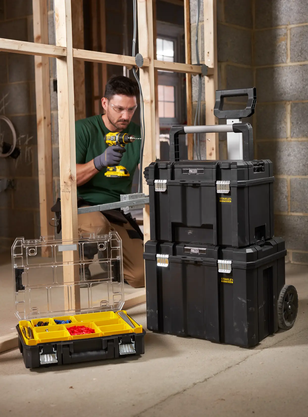 STANLEY FMST1-75753 set di cassette per attrezzi impilabili e box organizer in cantiere, nero e giallo.