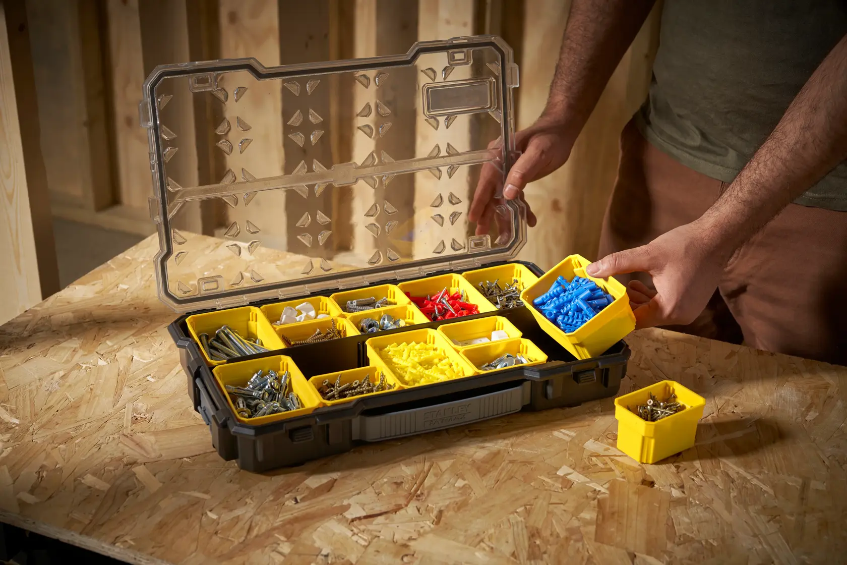 STANLEY FMST1-75779 organizer con scomparti gialli contenenti viti e fissaggi, fotografia angolata.