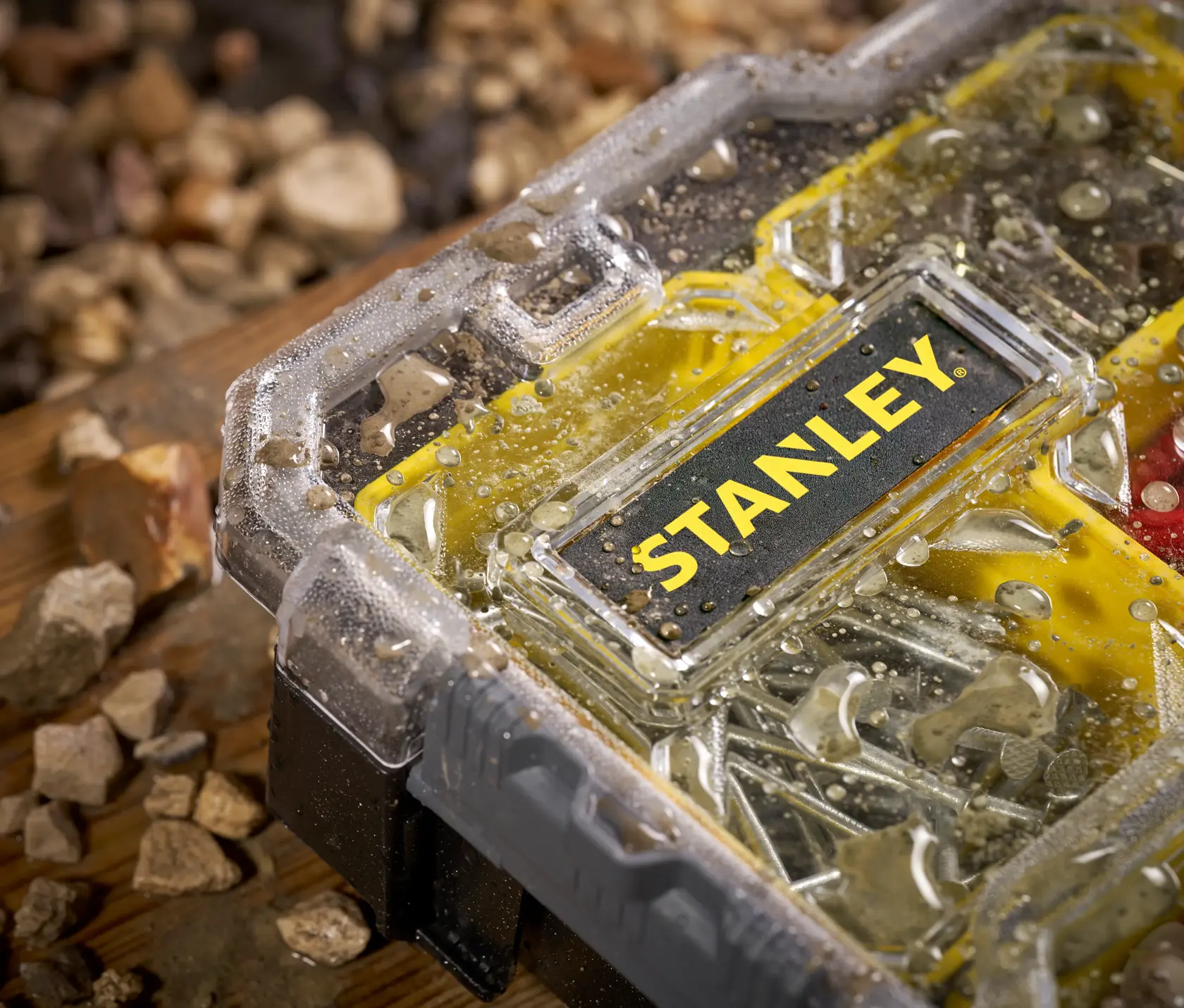 STANLEY FMST1-75779 organizer con gocce d’acqua sul coperchio trasparente, vista ravvicinata, design giallo e nero.