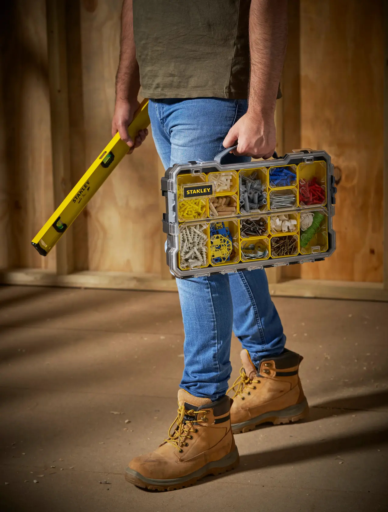 STANLEY FMST1-75779 box organizzatore con scomparti, tenuto da una persona, angolo laterale, cantiere.