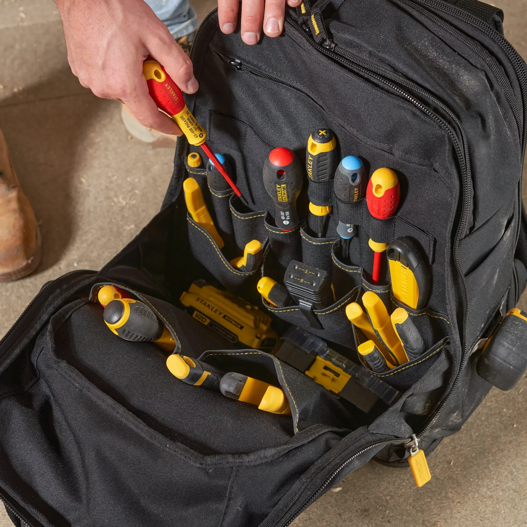 STANLEY FMST1-80144 zaino porta attrezzi con utensili manuali organizzati in nero e giallo, foto dall'alto.