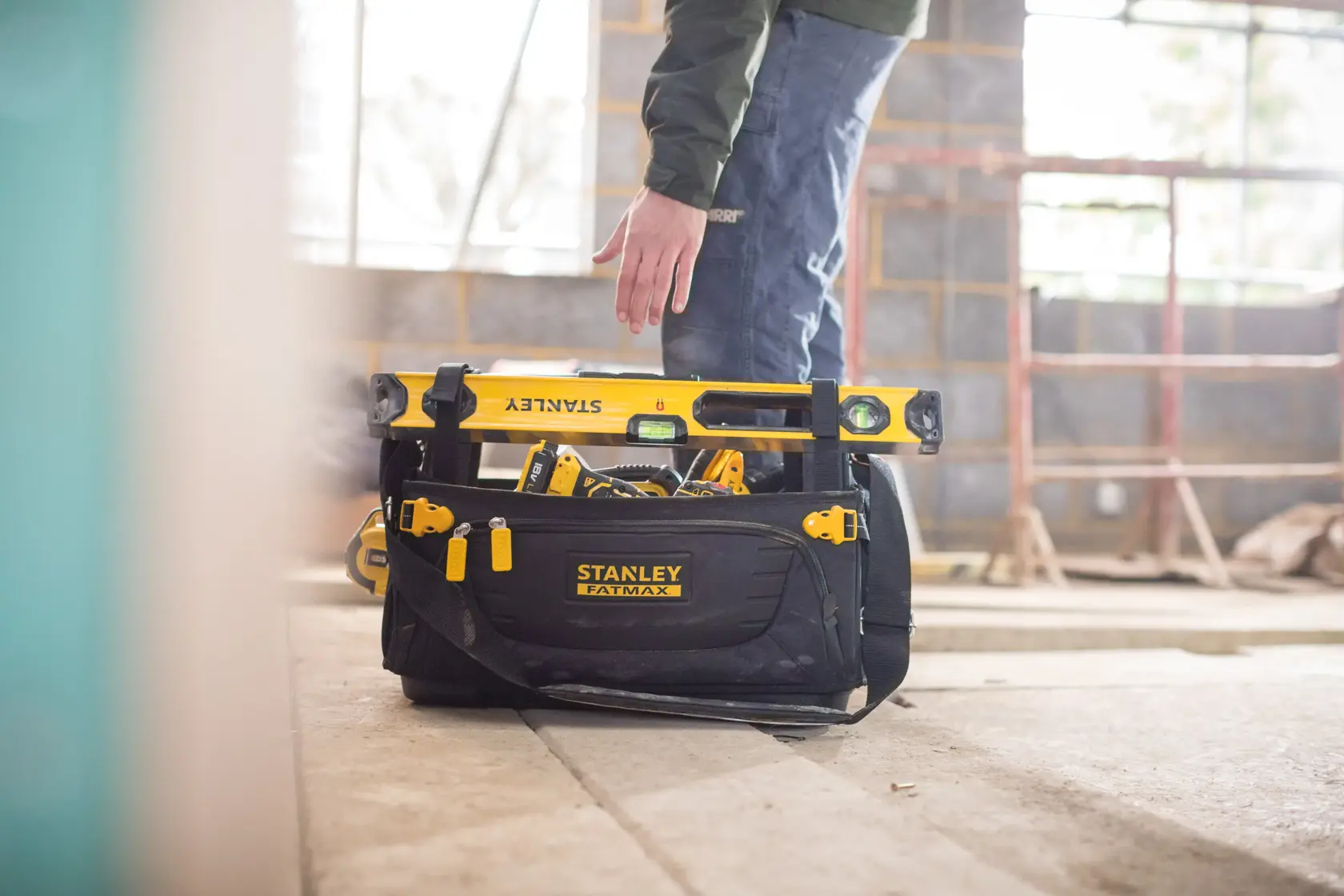 Fotografia della borsa porta attrezzi STANLEY FMST1-80146 con attrezzi in cantiere.