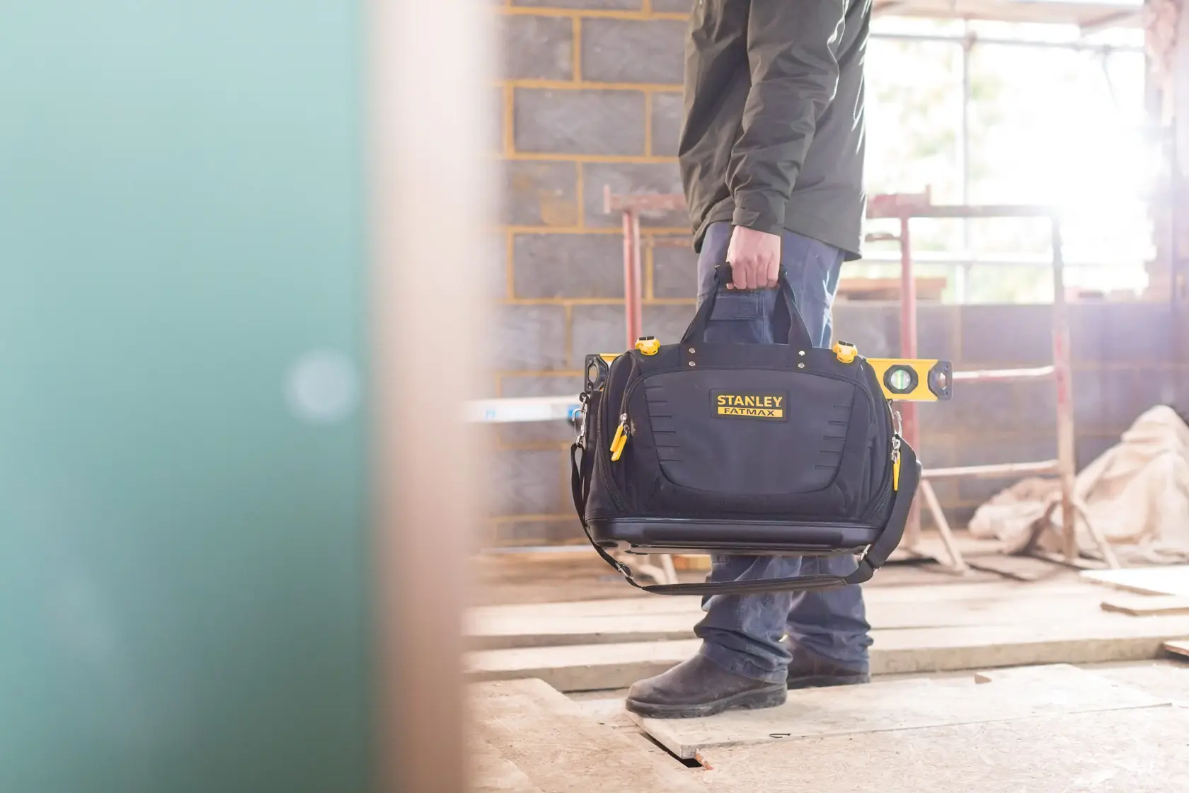 Fotografia della borsa porta attrezzi STANLEY FMST1-80147 su cantiere edile.