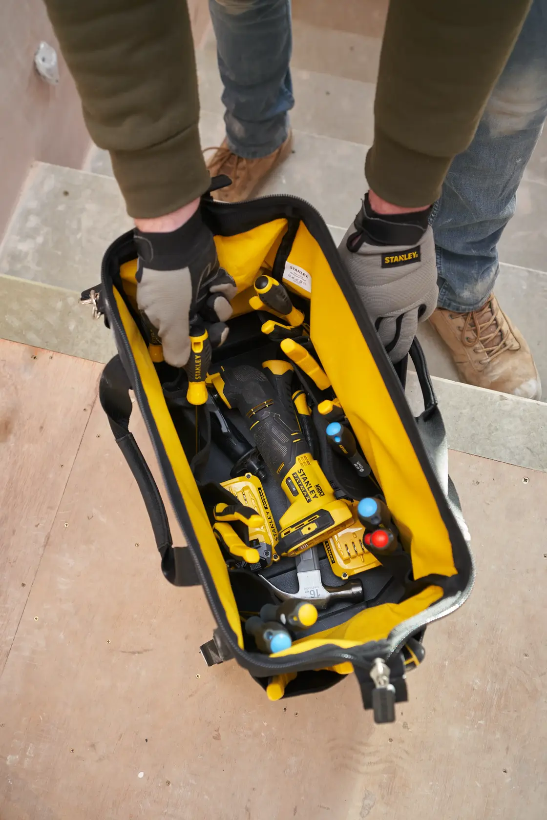 STANLEY FMST17627-1 borsa porta attrezzi con interno giallo, piena di utensili manuali, vista dall’alto in cantiere.