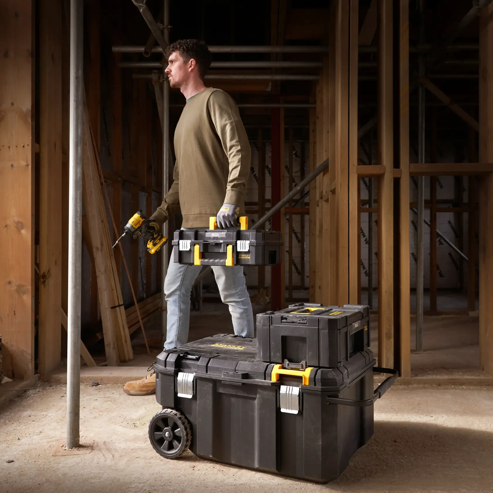 STANLEY FMST17870-1 cassette modulari su ruote, trasportate in cantiere.