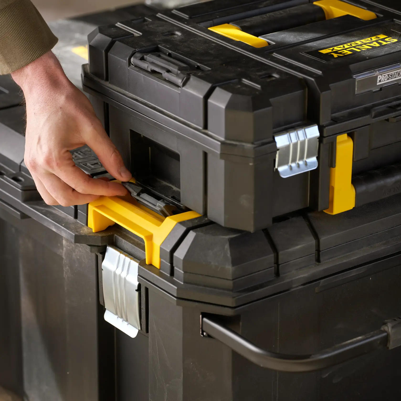 STANLEY FMST17870-1 box porta attrezzi nero e giallo, dettaglio della chiusura, fotografia