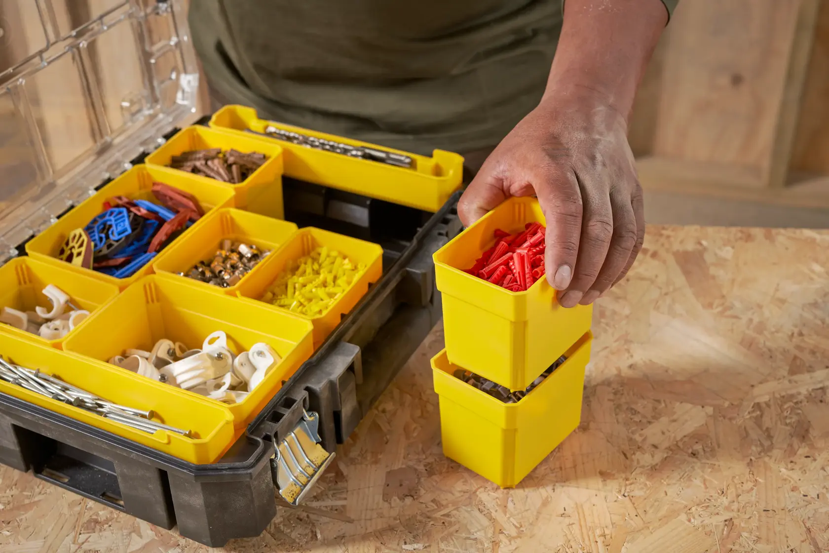 STANLEY FMST82967-1 organizer con vaschette gialle rimovibili contenenti vari accessori, vista dall’alto.