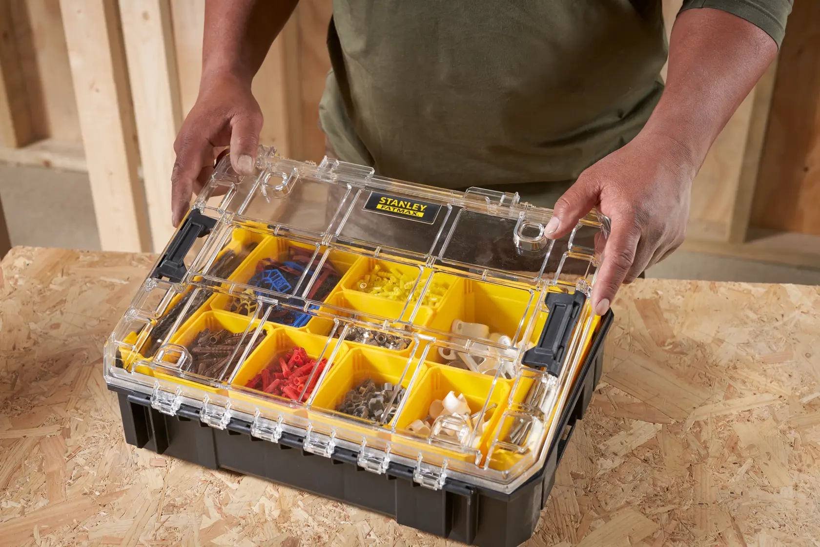 Organizer STANLEY FMST82967-1 con scomparti gialli e coperchio trasparente, contenente minuterie assortite.