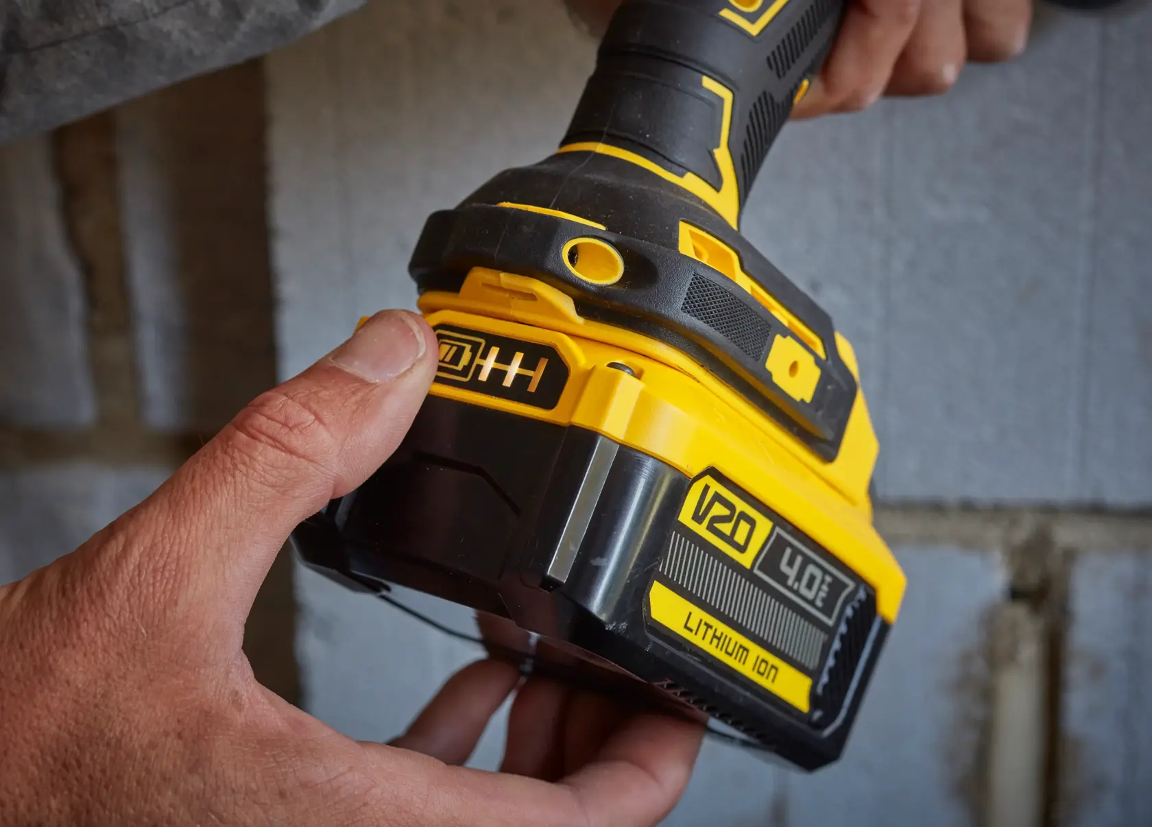 STANLEY SFMCB204 batteria al litio su utensile elettrico, giallo e nero, vista laterale ravvicinata.