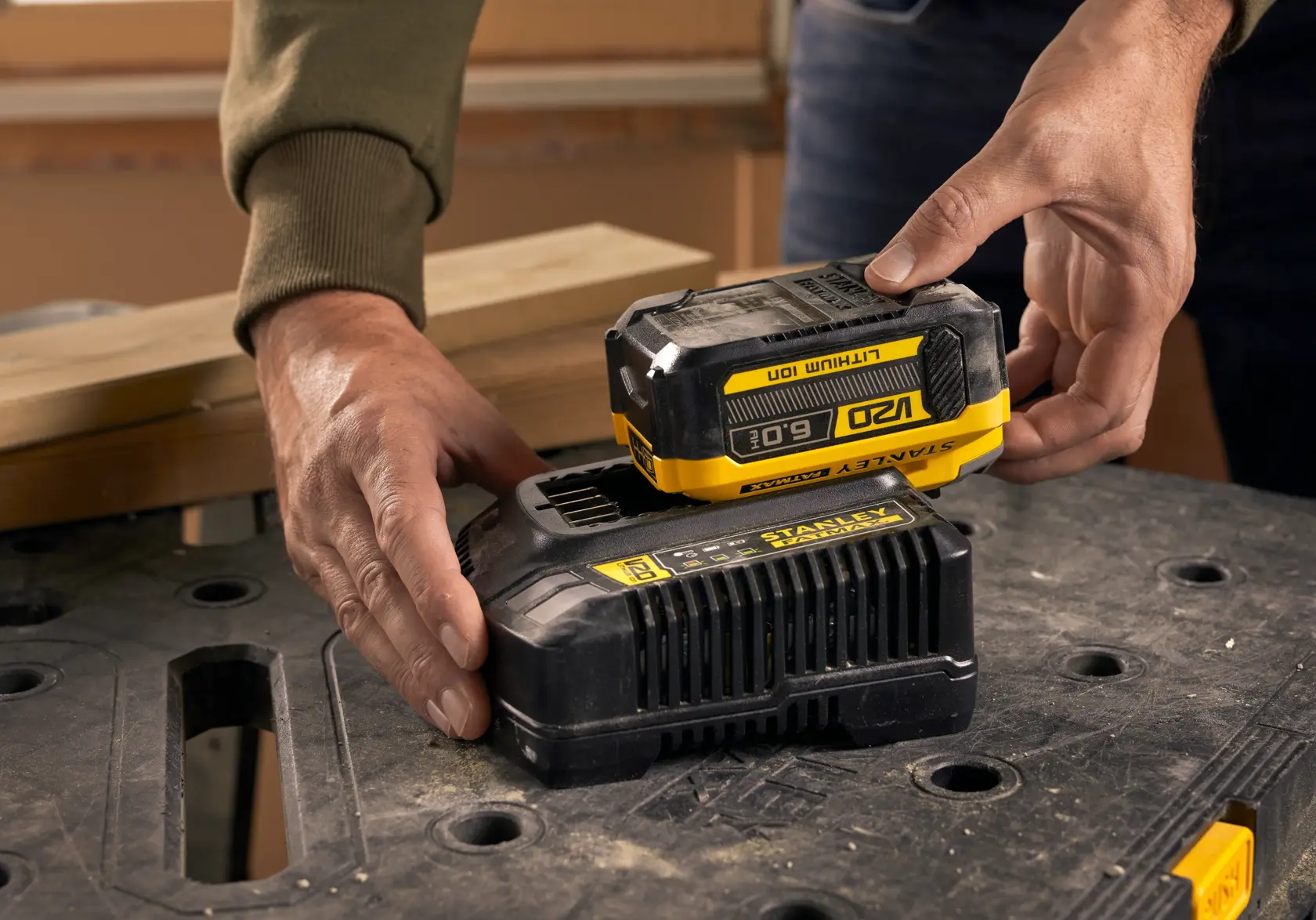 Batteria STANLEY SFMCB206 posizionata sul caricatore, primo piano su superficie nera.