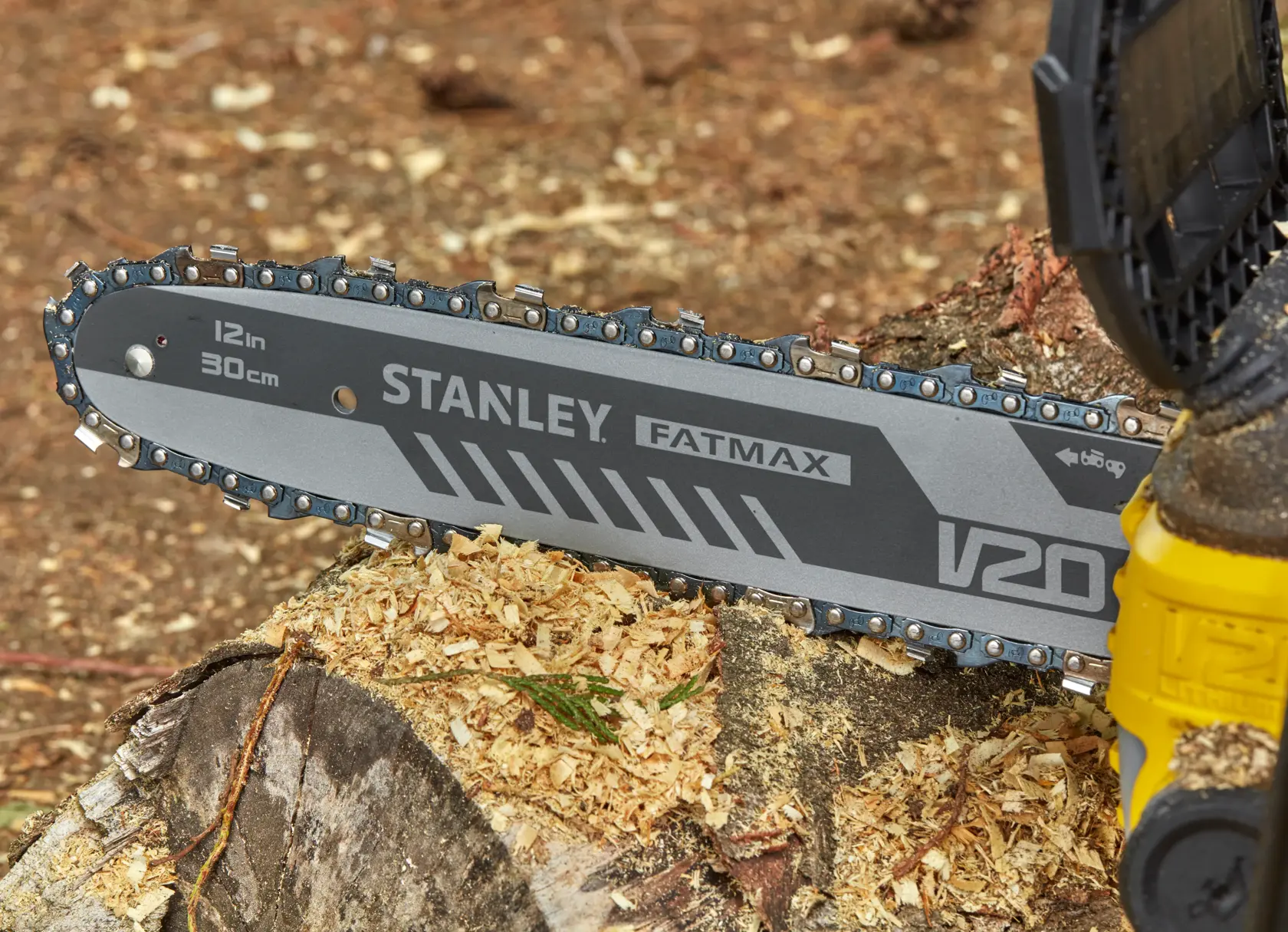 STANLEY SFMCCS630M1 motosega in primo piano, barra da 12 pollici taglia il legno, FATMAX V20 visibile.