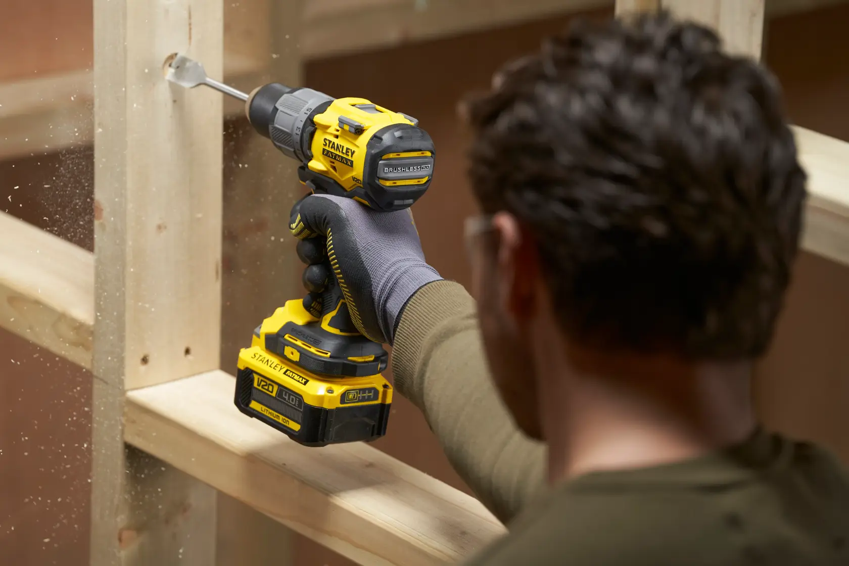 Fotografia di una persona che usa un trapano a batteria STANLEY SFMCD726B per forare una cornice in legno.
