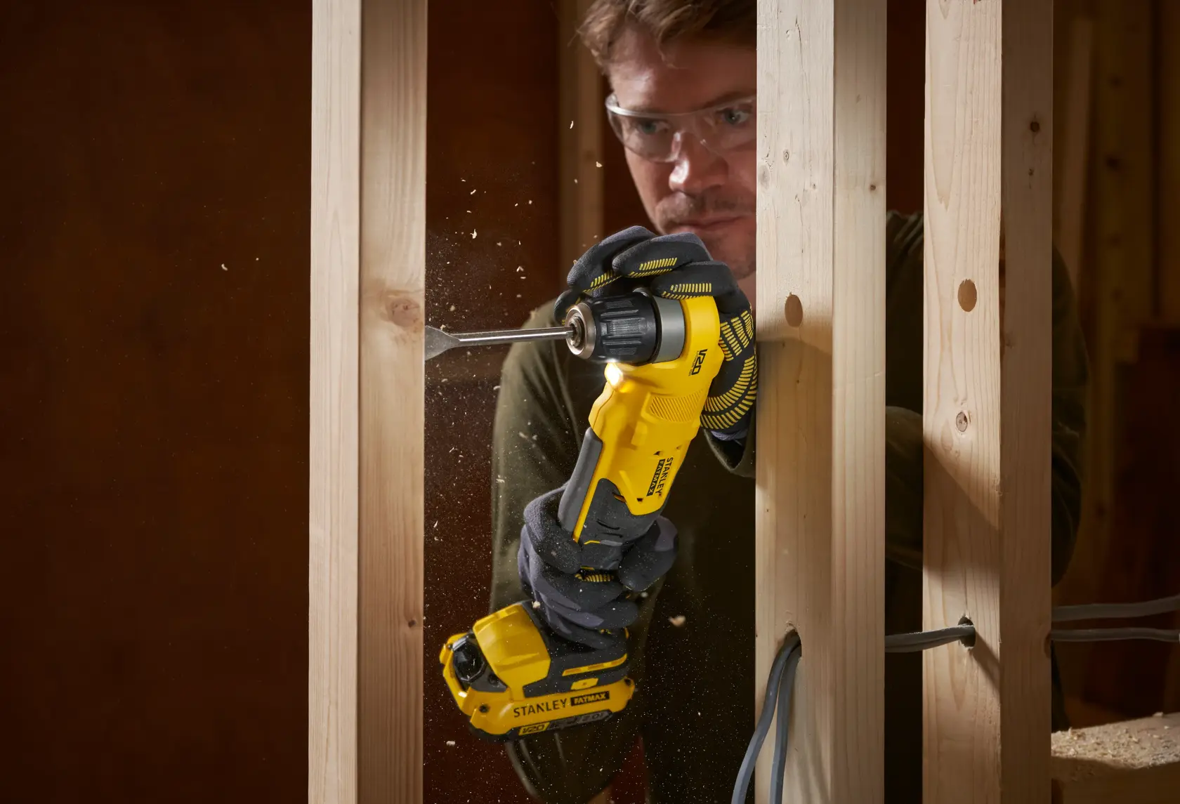 Stanley SFMCD750B trapano cordless fotografia in azione su telaio in legno.
