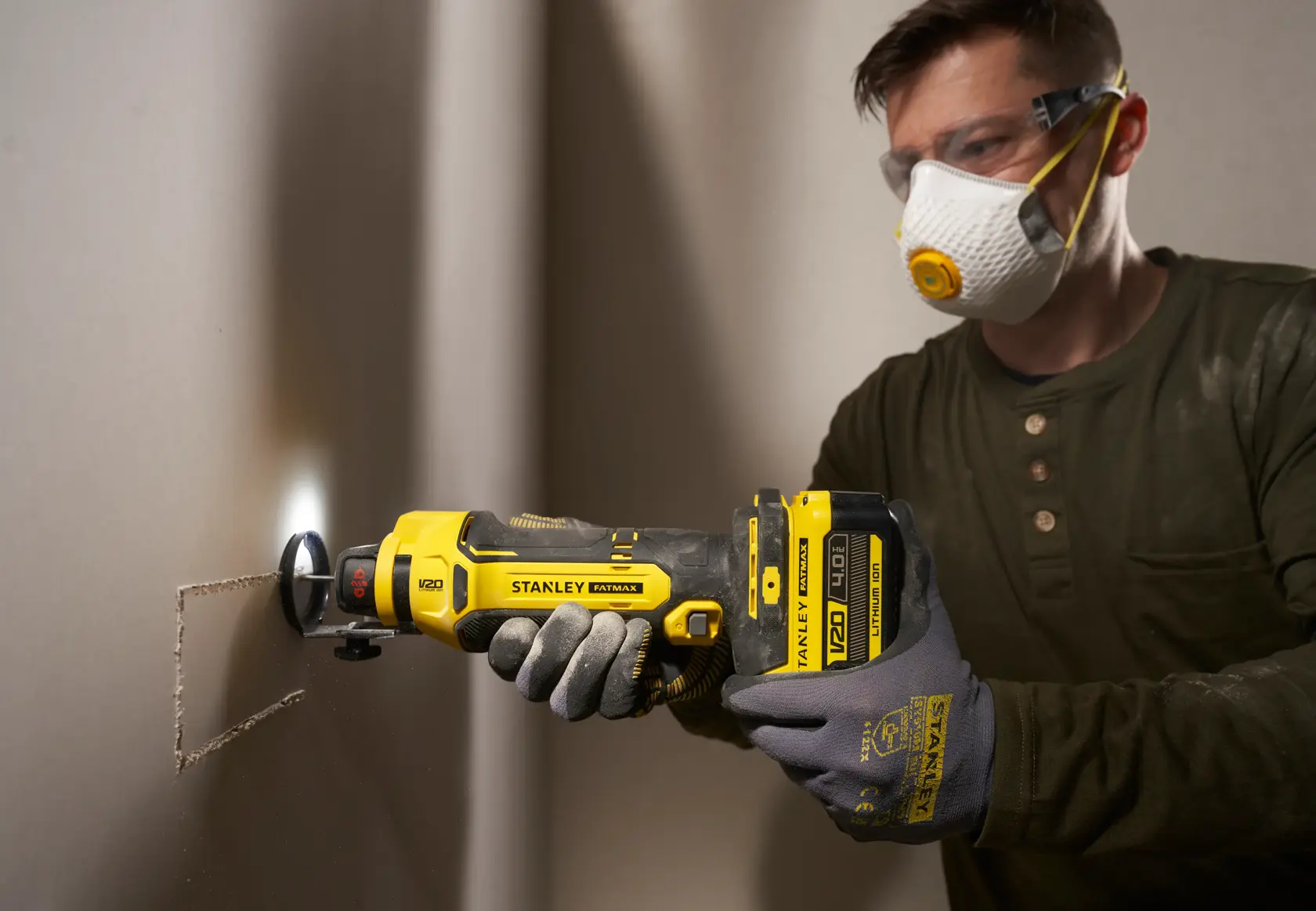 STANLEY SFMCE200B utensile multifunzione oscillante taglia cartongesso, vista laterale ravvicinata.