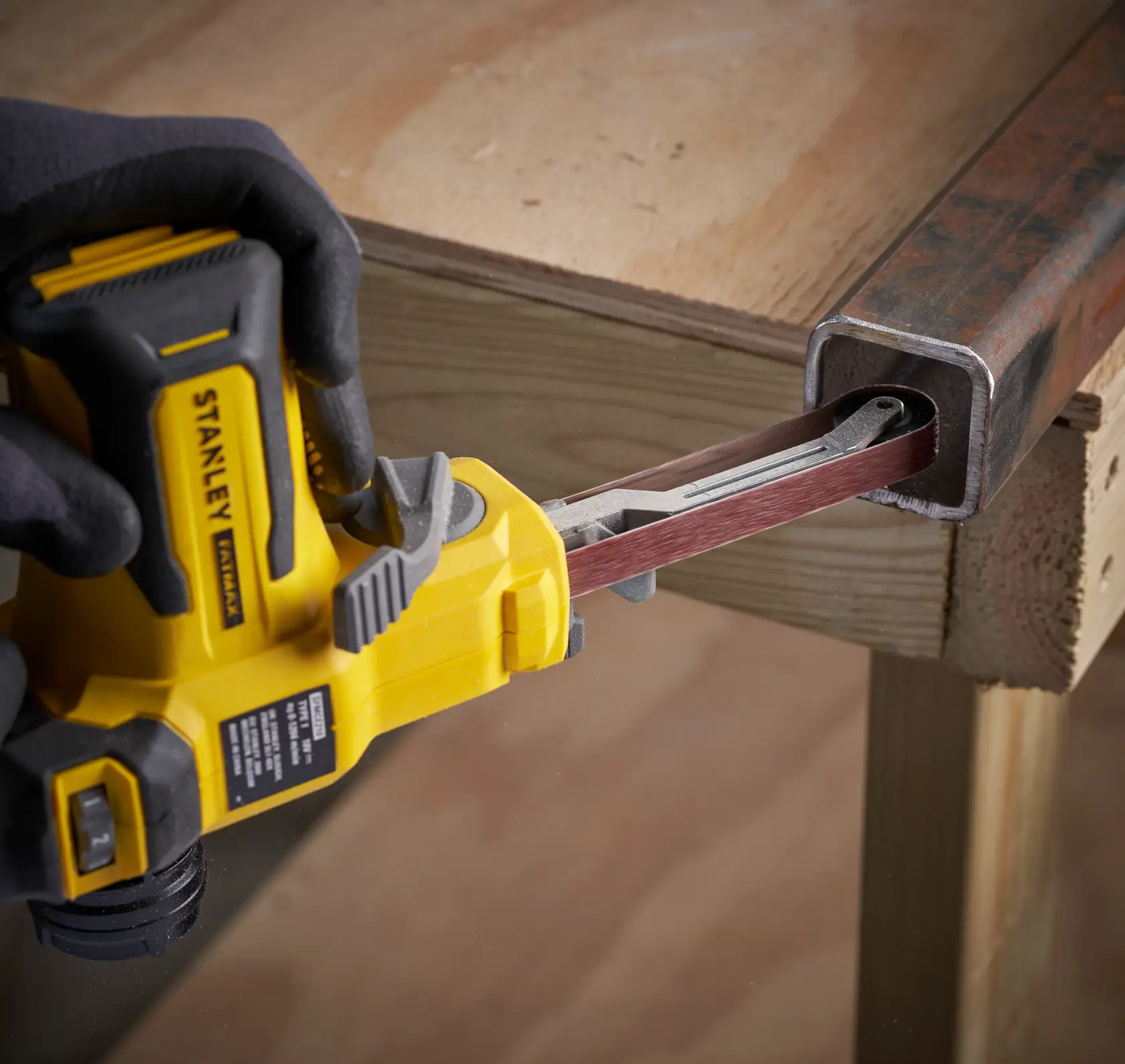 STANLEY SFMCE210B lima a nastro senza fili che leviga interno tubo metallico, angolo laterale, tenuta con guanto.