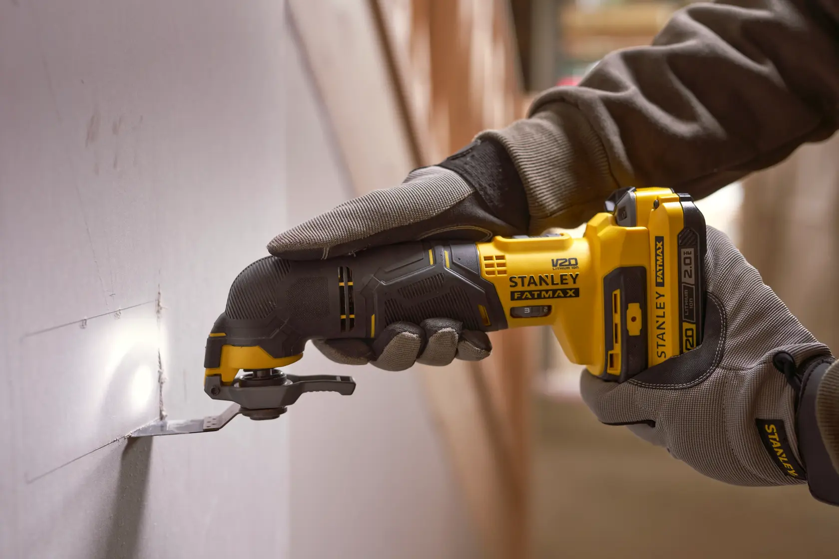 STANLEY SFMCE500D1K utensile multifunzione oscillante senza fili taglia cartongesso, ripresa ravvicinata.