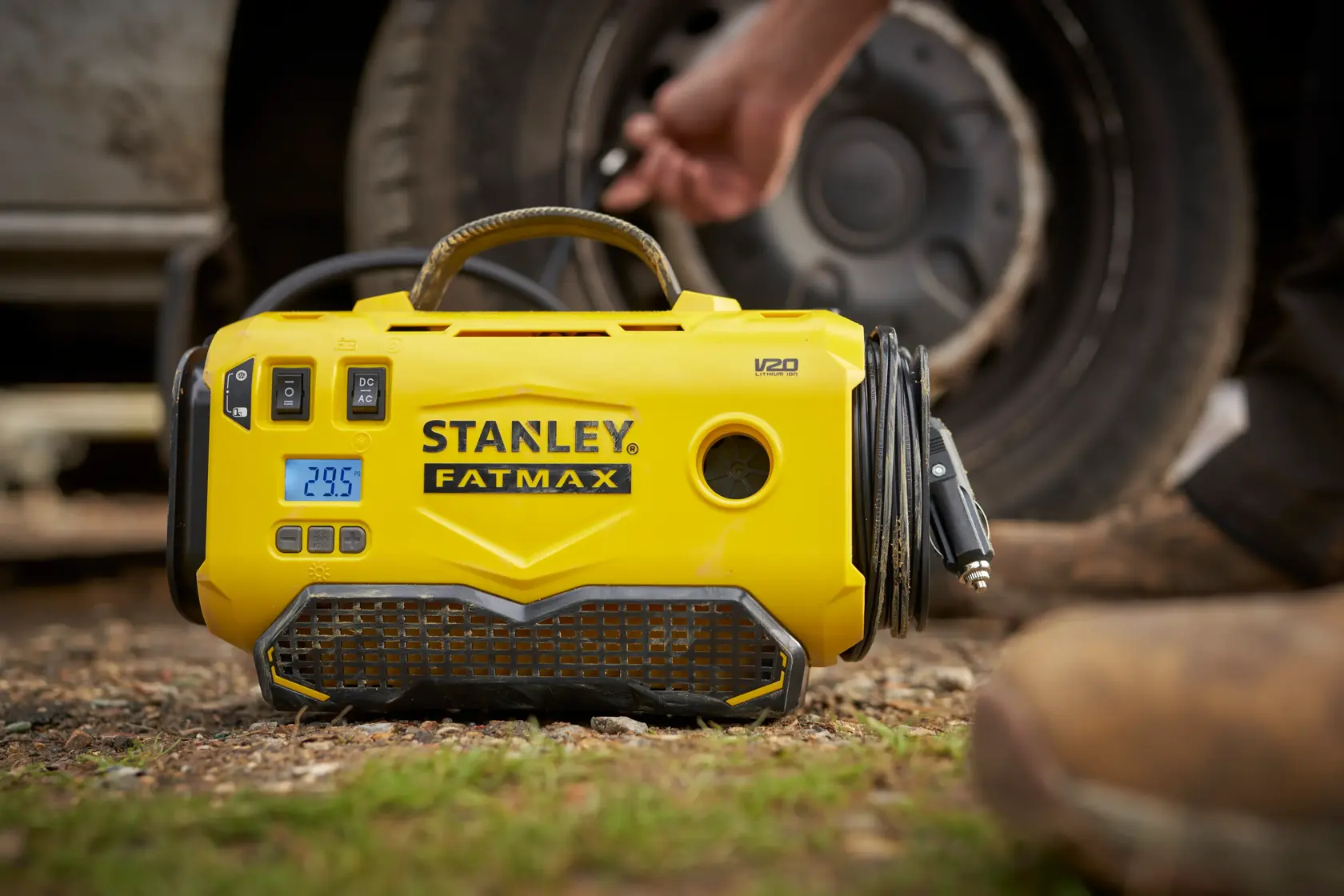 STANLEY SFMCE520B gonfiatore portatile giallo con display digitale, mostrato vicino a una ruota d’auto.