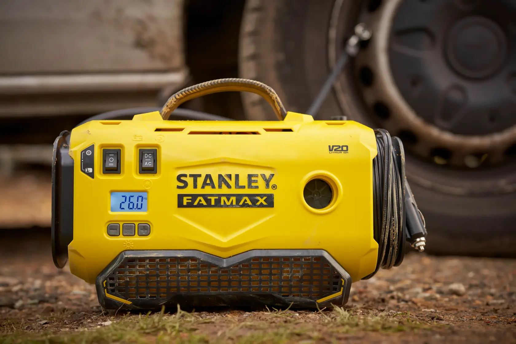 Foto di STANLEY SFMCE520B FATMAX gonfiatore portatile giallo per pneumatici con display digitale e tubo, all'aperto.