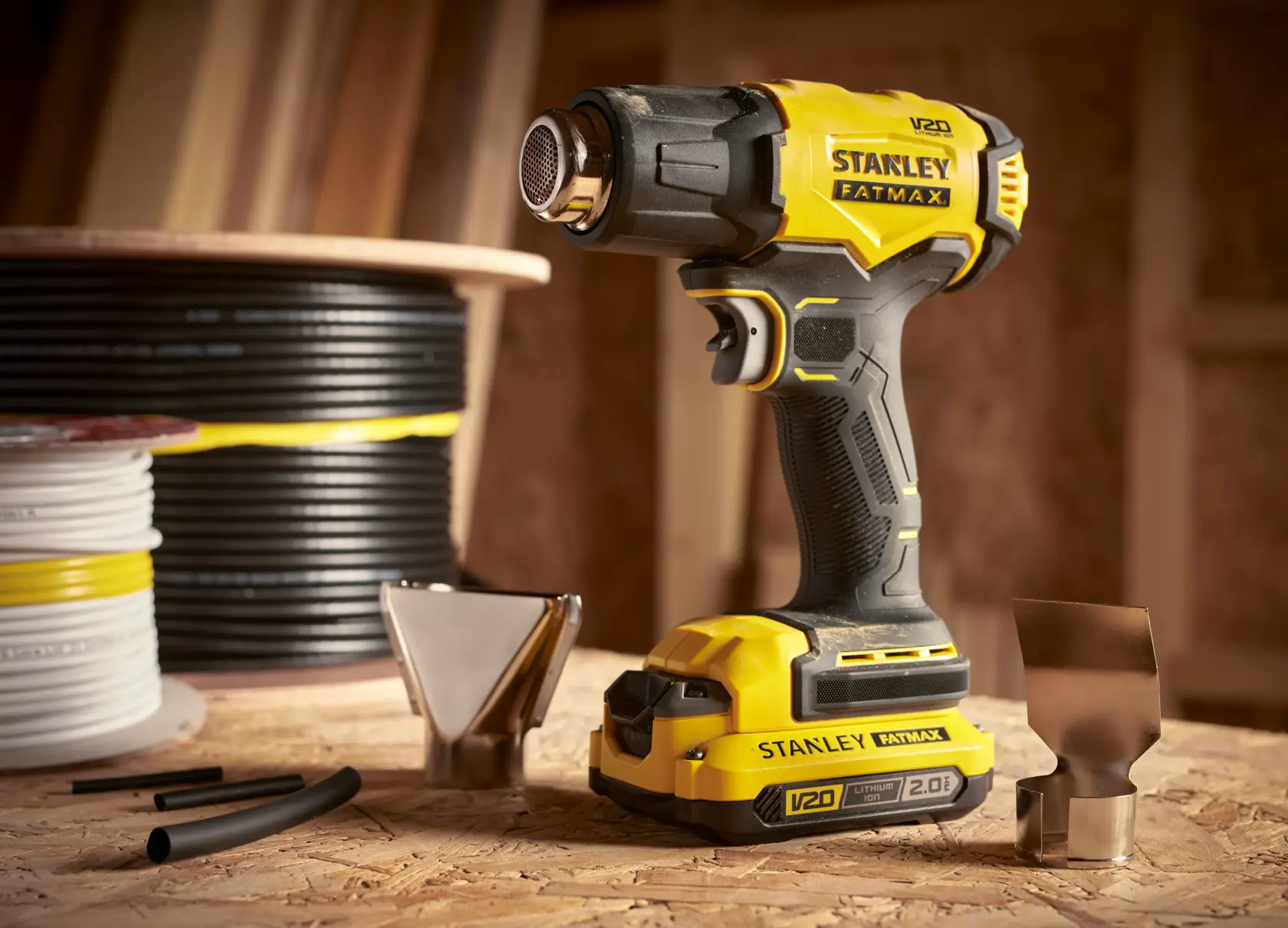 STANLEY SFMCE530B pistola termica con accessori, gialla e nera, fotografia del prodotto su tavolo da lavoro.