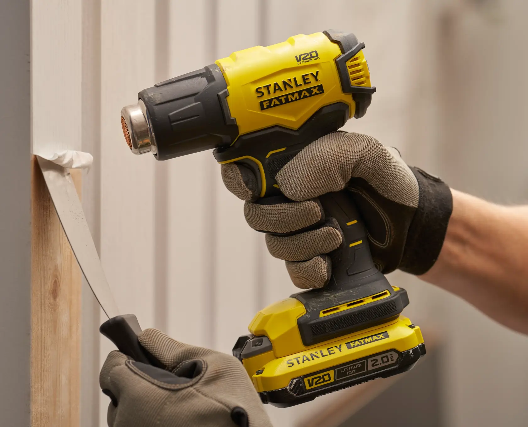 Stanley SFMCE530B pistola termica per rimuovere la vernice, primo piano sull’utensile in uso, categoria fotografia.